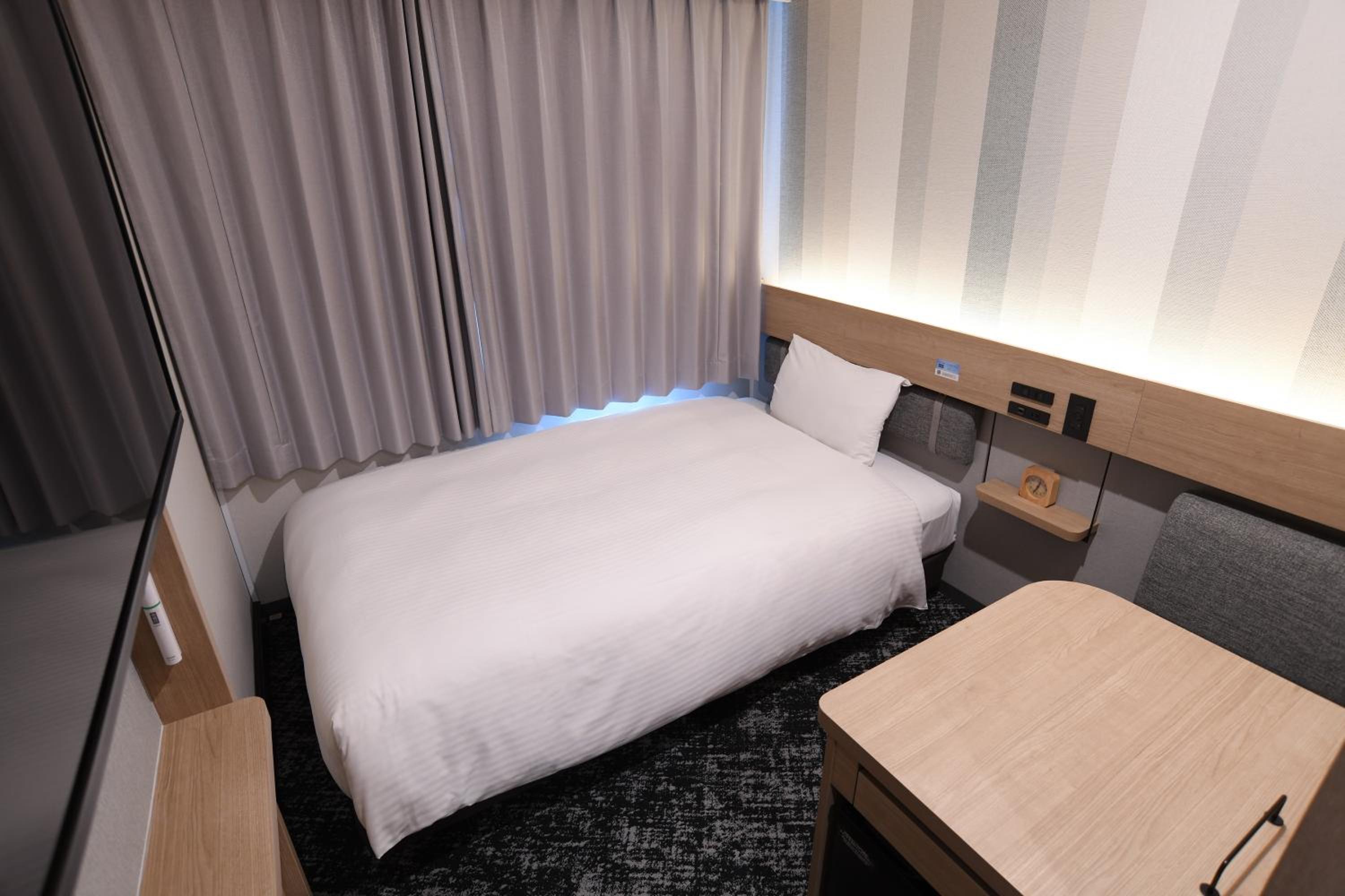 Double Room with Small Double Bed - Smoking photo 1