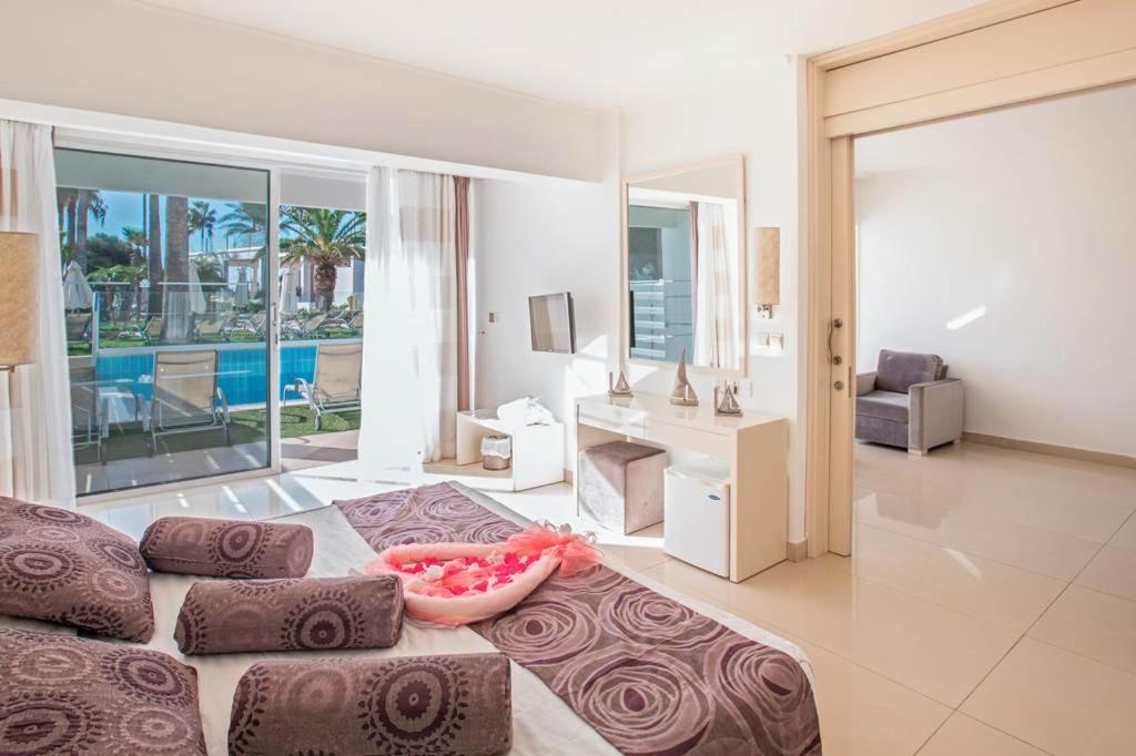 Junior Suite with Private Pool photo 3