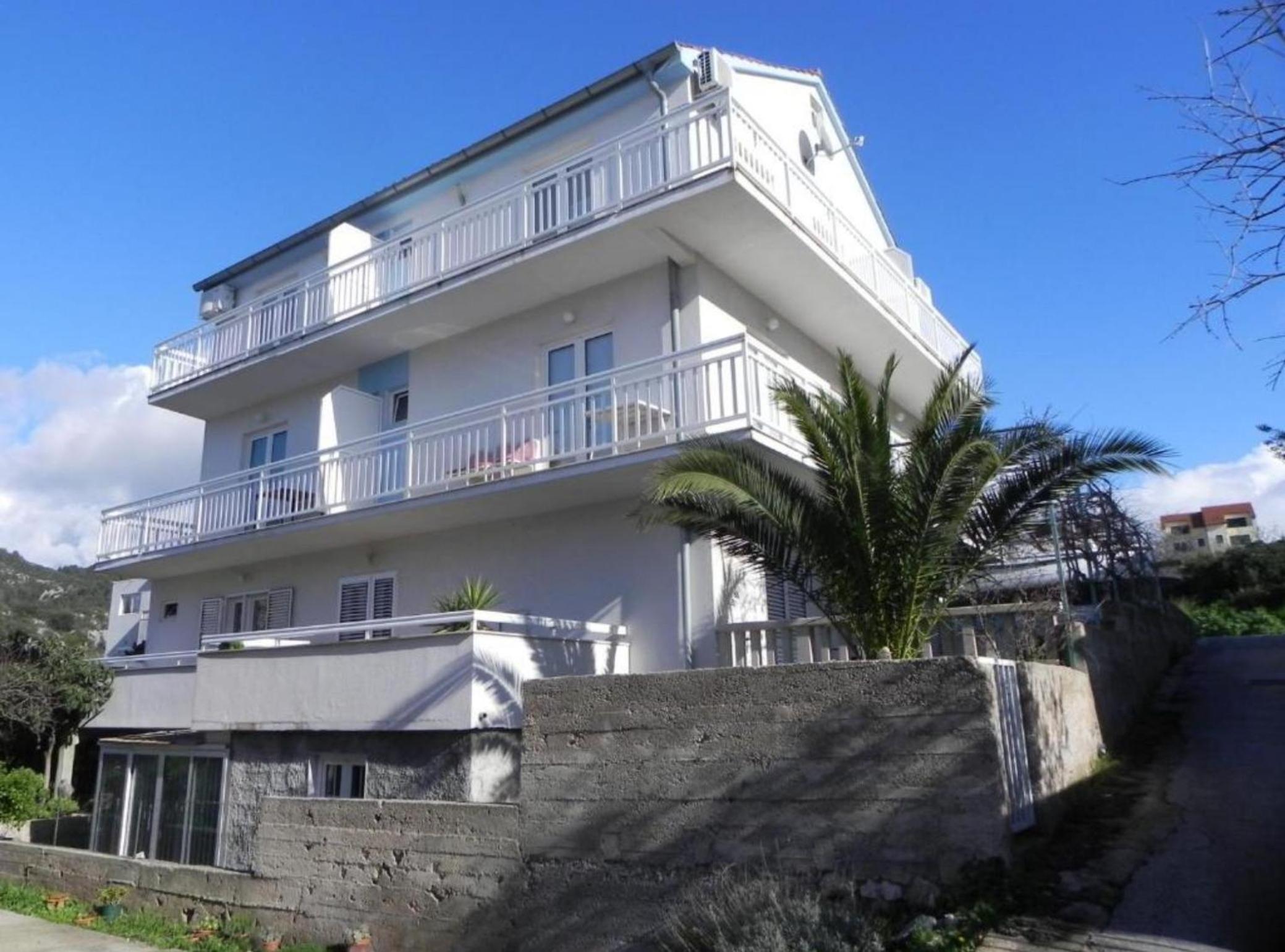One-Bedroom Apartment with Balcony and Sea View photo 3
