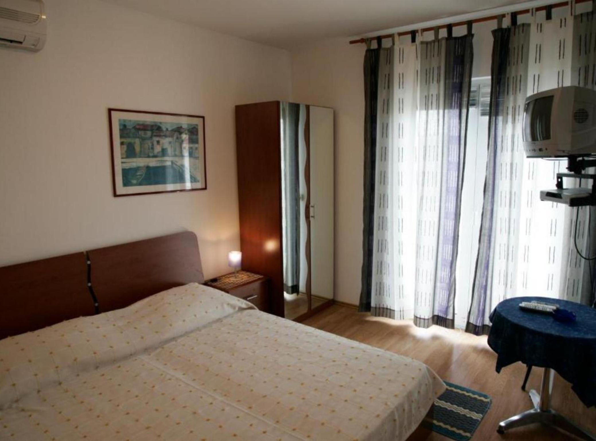 Two-Bedroom Apartment with Balcony and Sea View photo 3