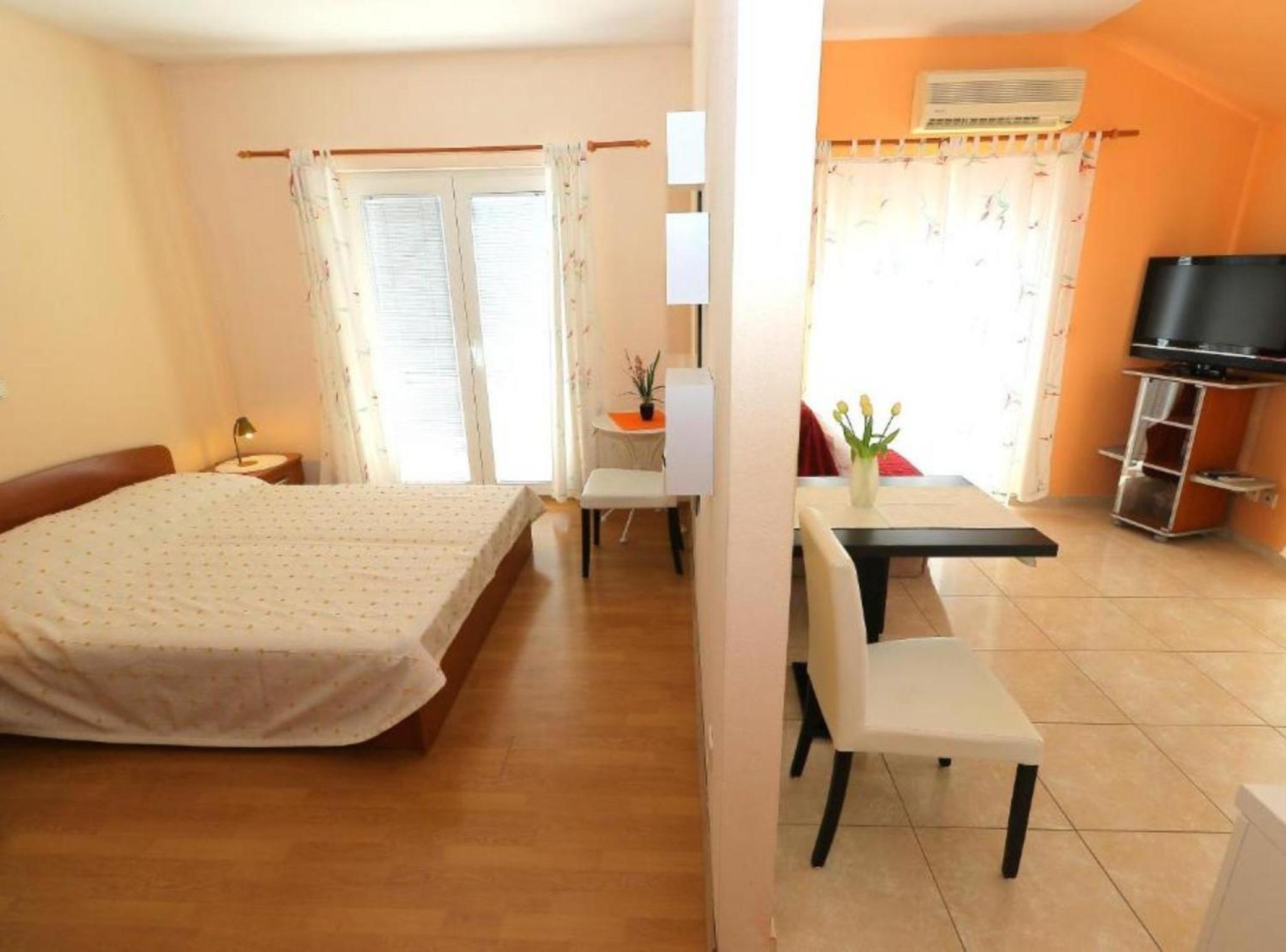 One-Bedroom Apartment with Balcony and Sea View photo 1