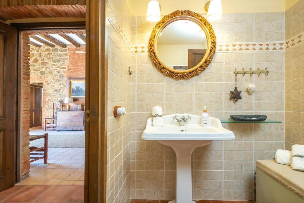 Eight-Bedroom House photo 2