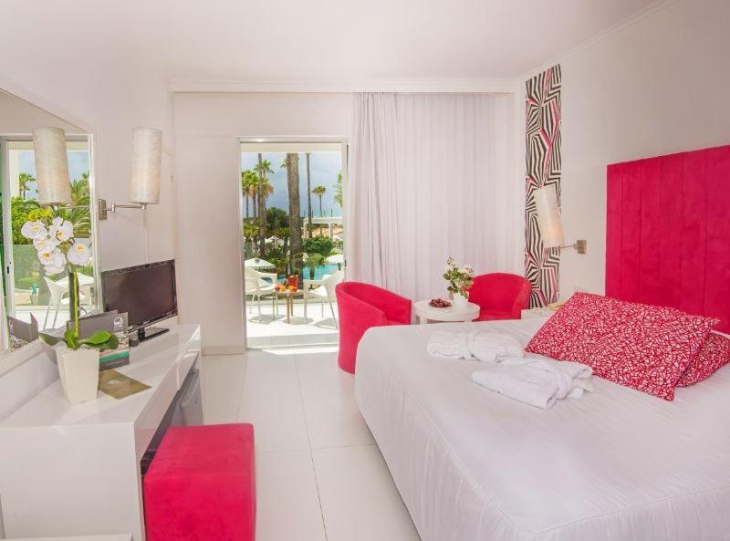 Standard Double or Twin Room with Side Sea View - Photo 1