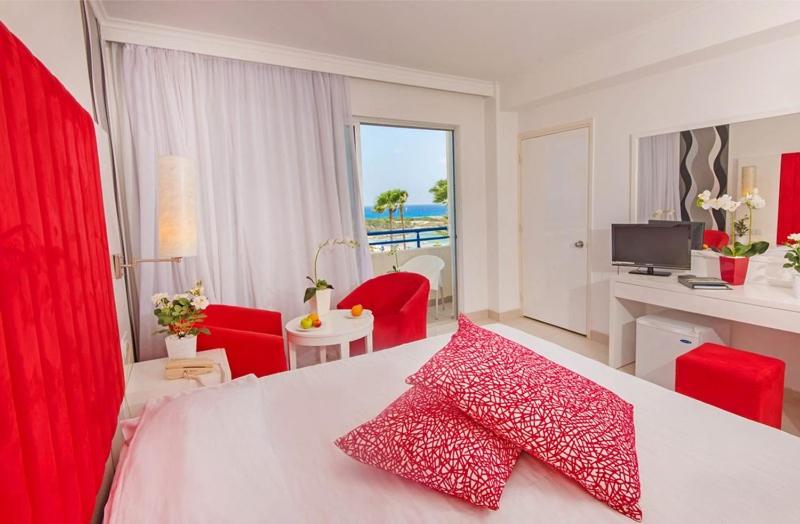 Standard Double or Twin Room with Sea View - Photo 6