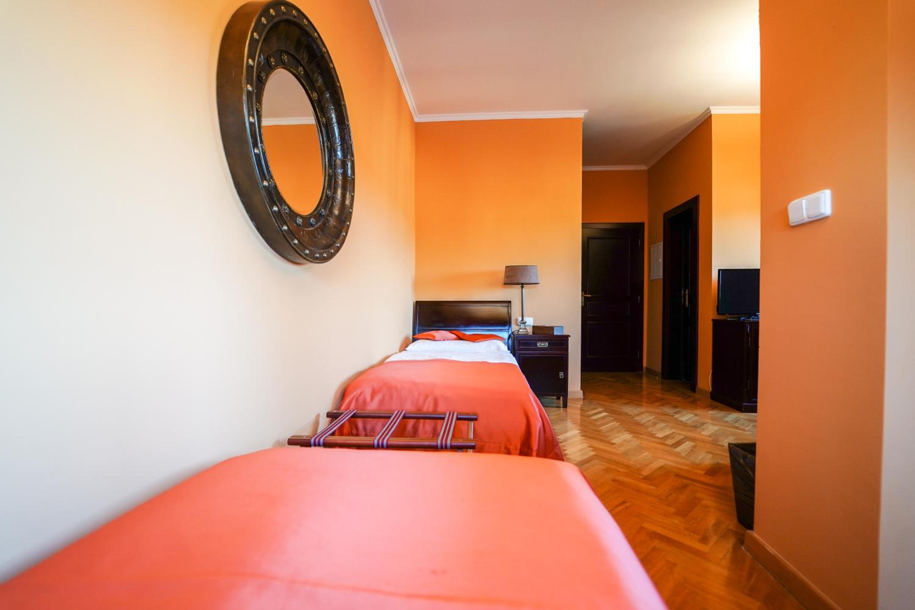 Standard Twin Room - Photo 3
