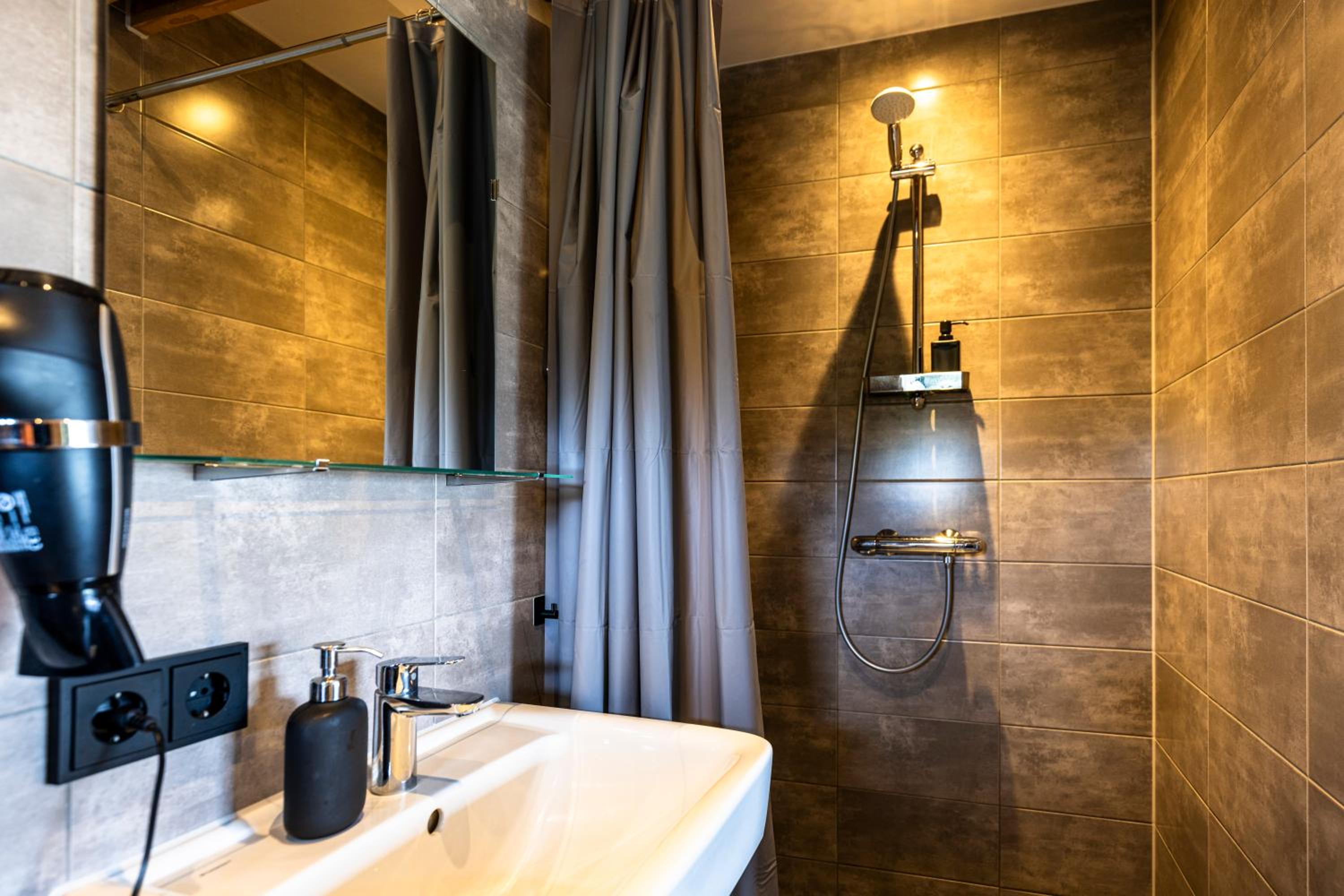 Deluxe King Room - Photo 14