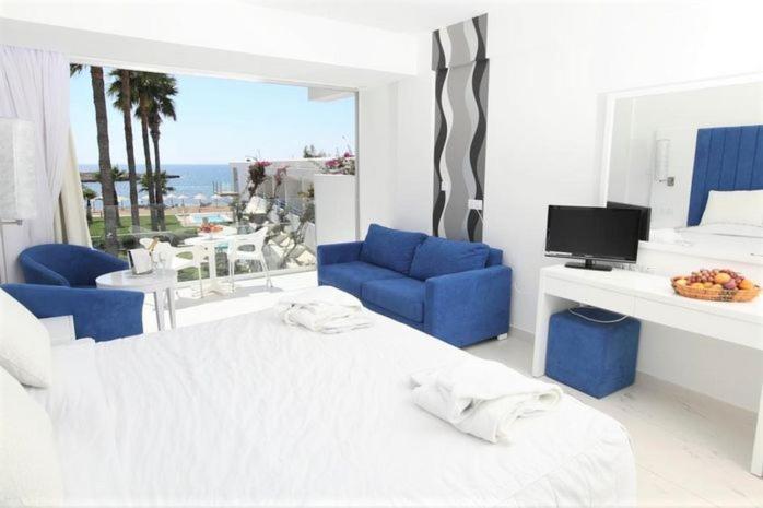 Double or Twin Room with Front Sea View - Photo 6