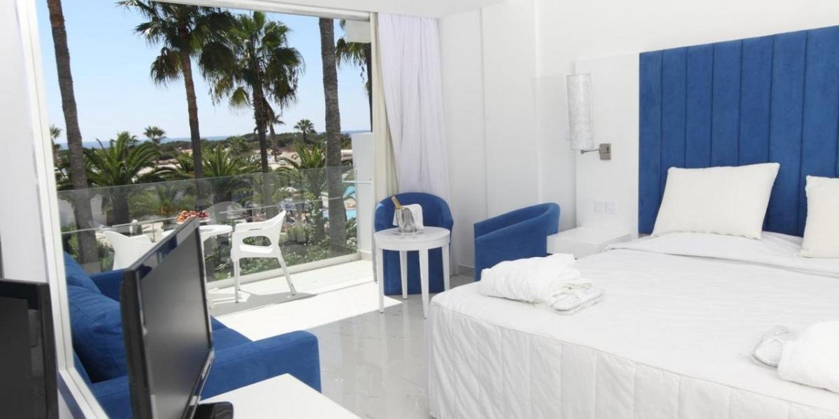 Double or Twin Room with Front Sea View - Photo 4