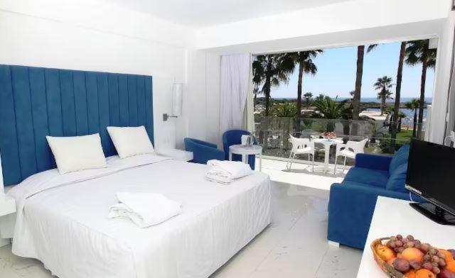 Double or Twin Room with Front Sea View - Photo 2