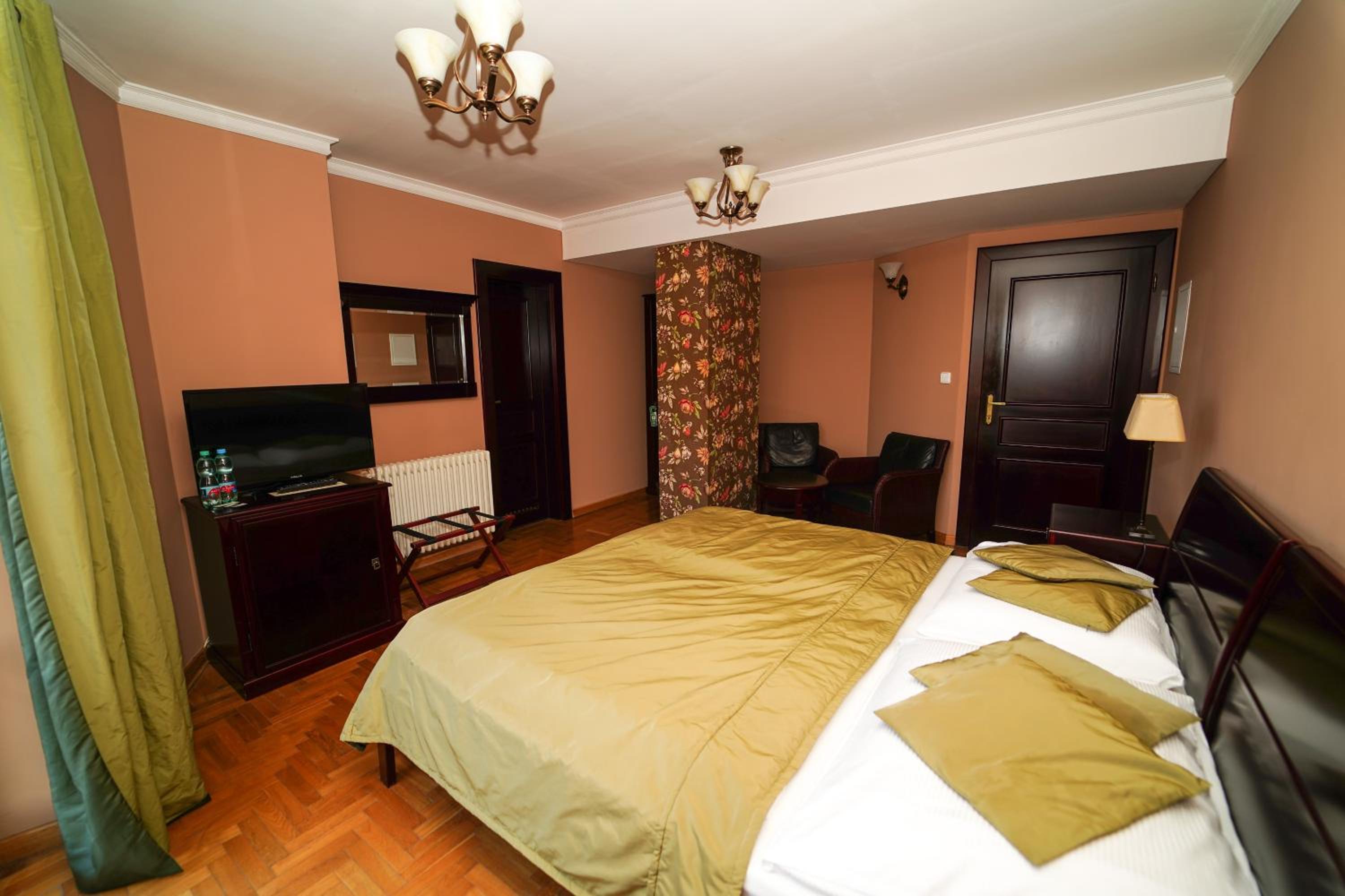 Deluxe Double or Twin Room - Photo 9