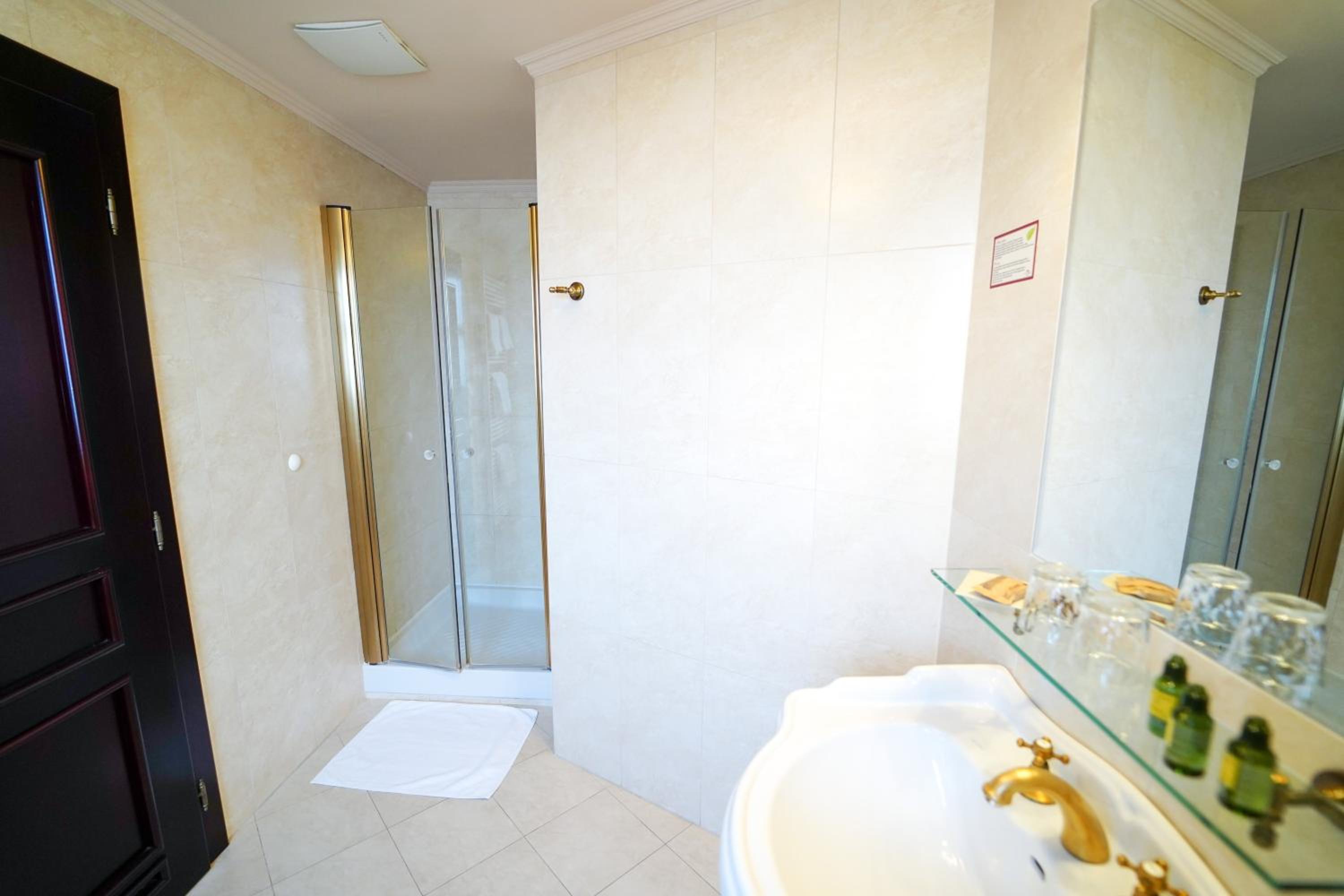 Deluxe Double or Twin Room - Photo 5