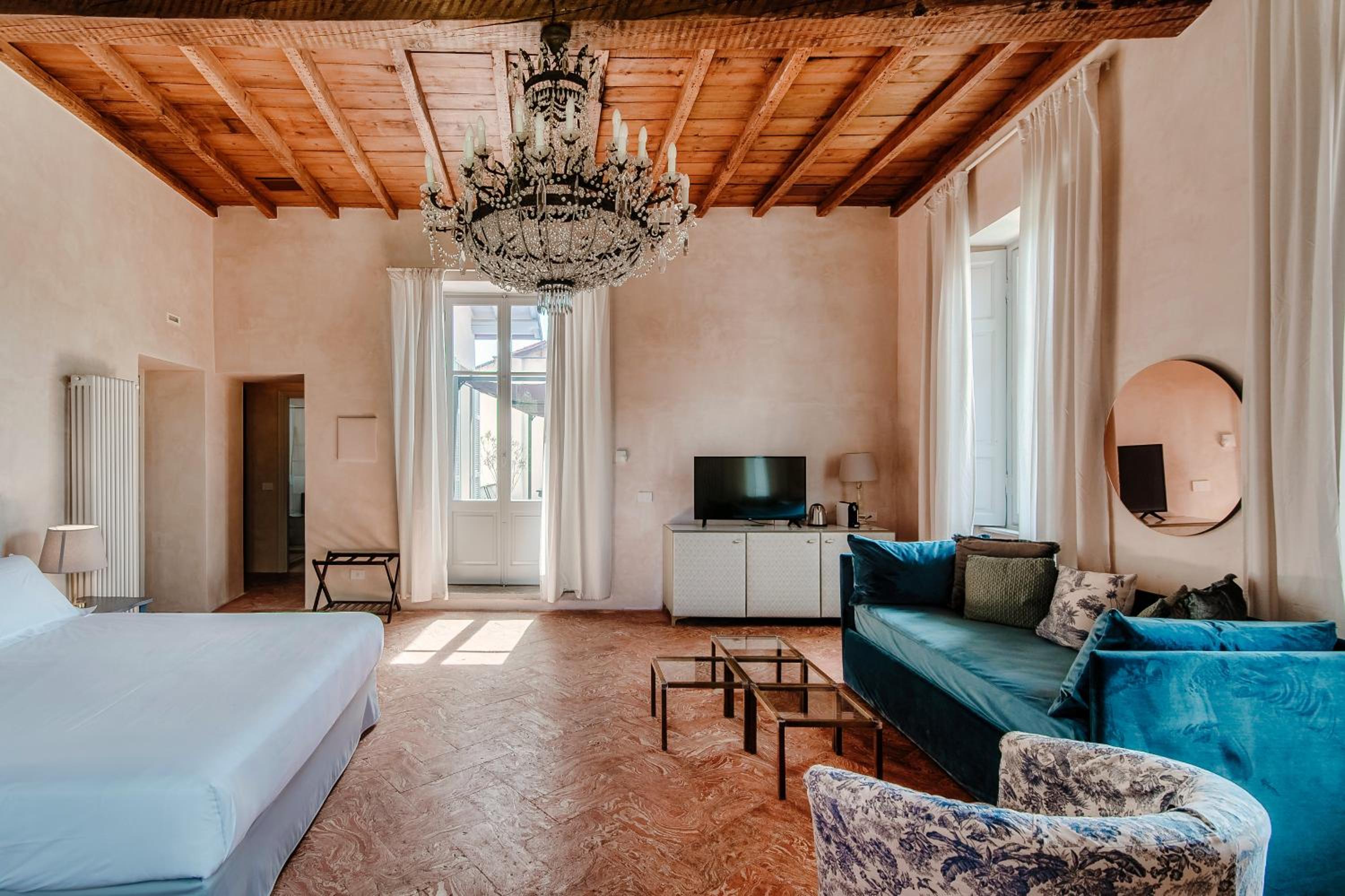 Suite - Photo 19