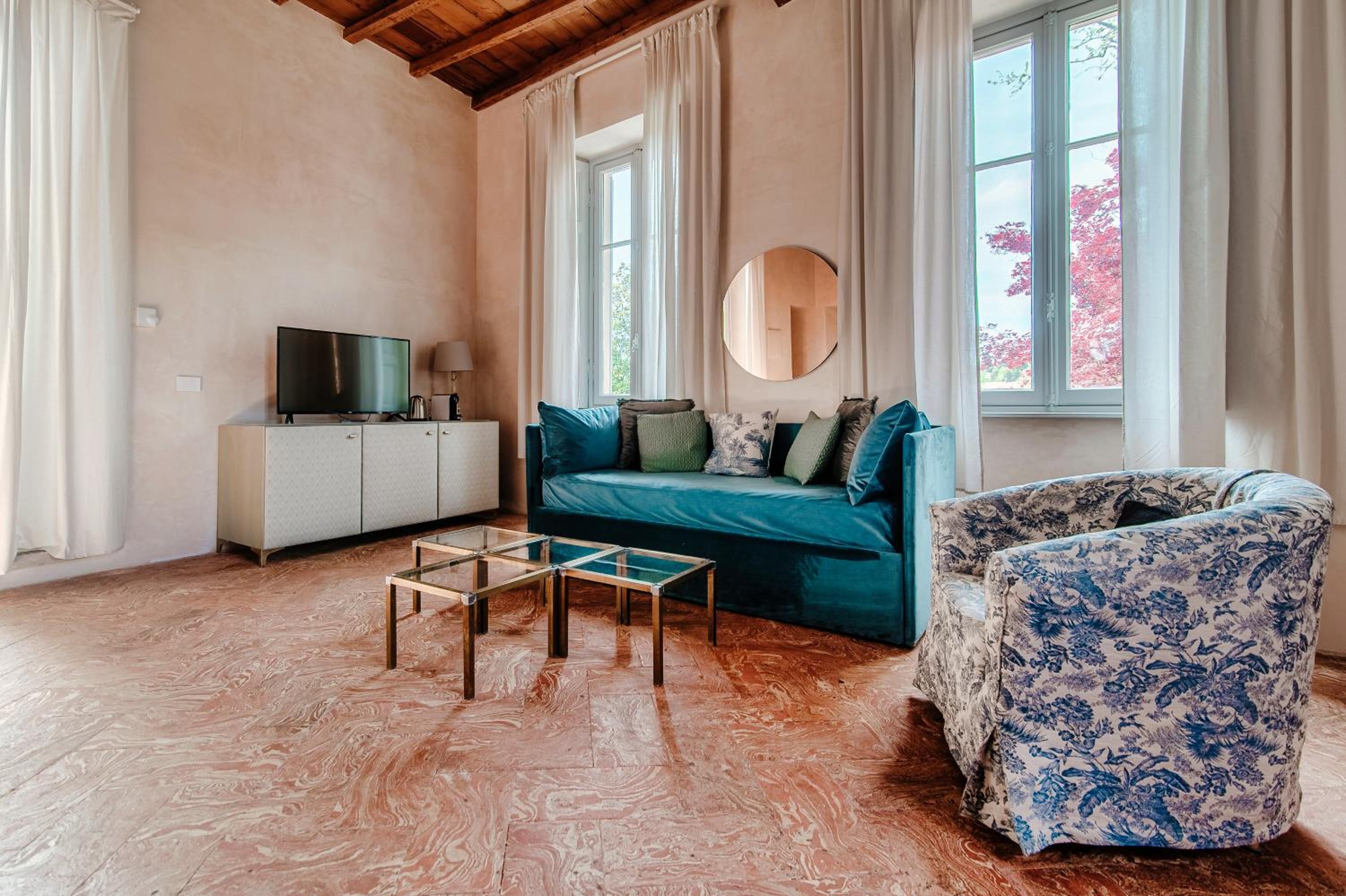 Suite - Photo 18