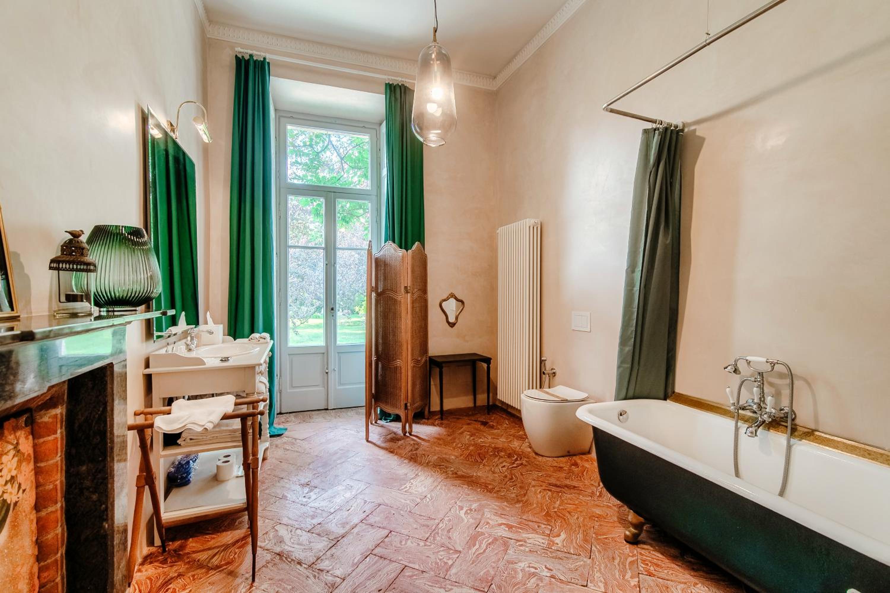 Suite - Photo 29