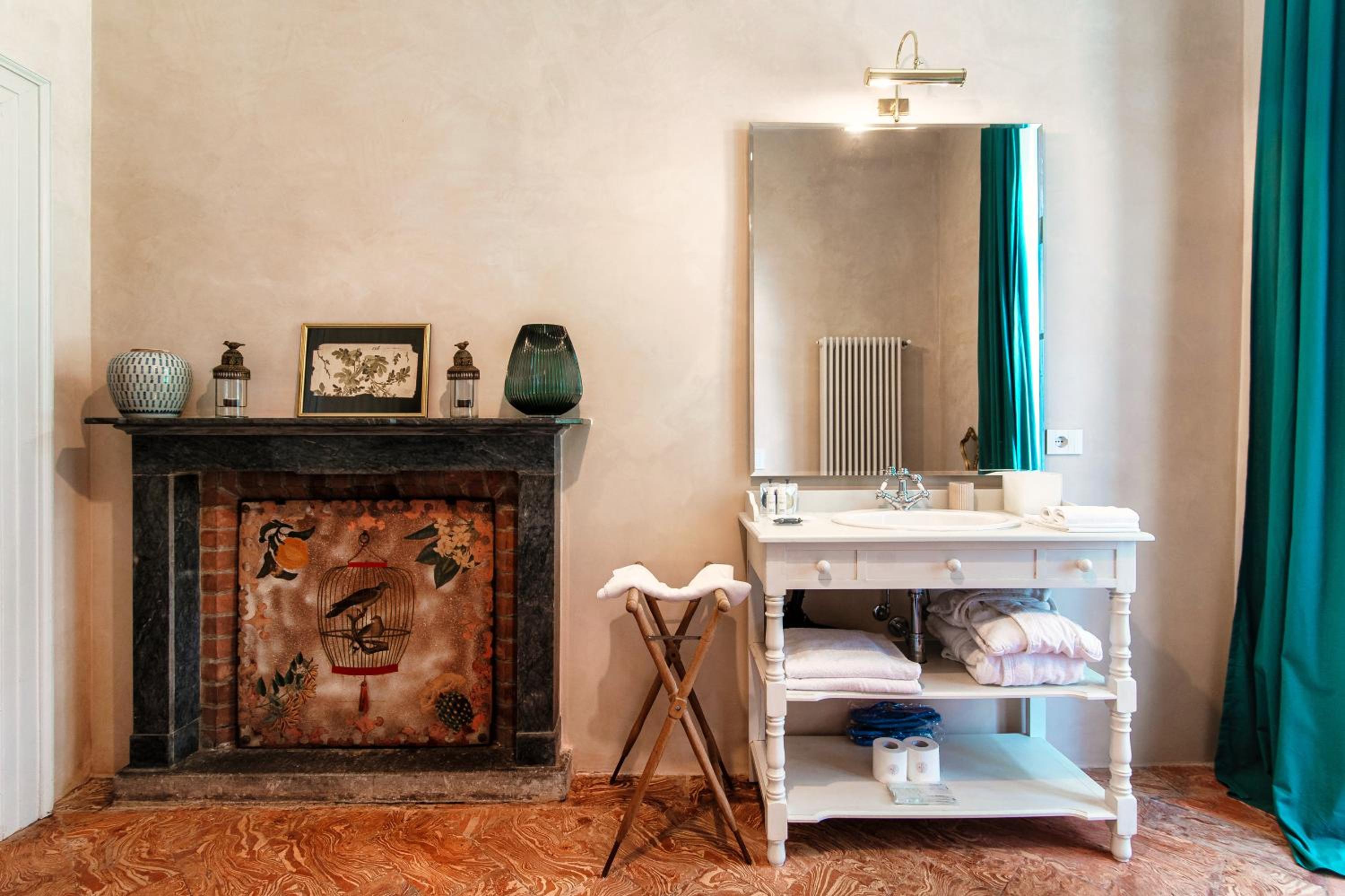 Suite - Photo 22