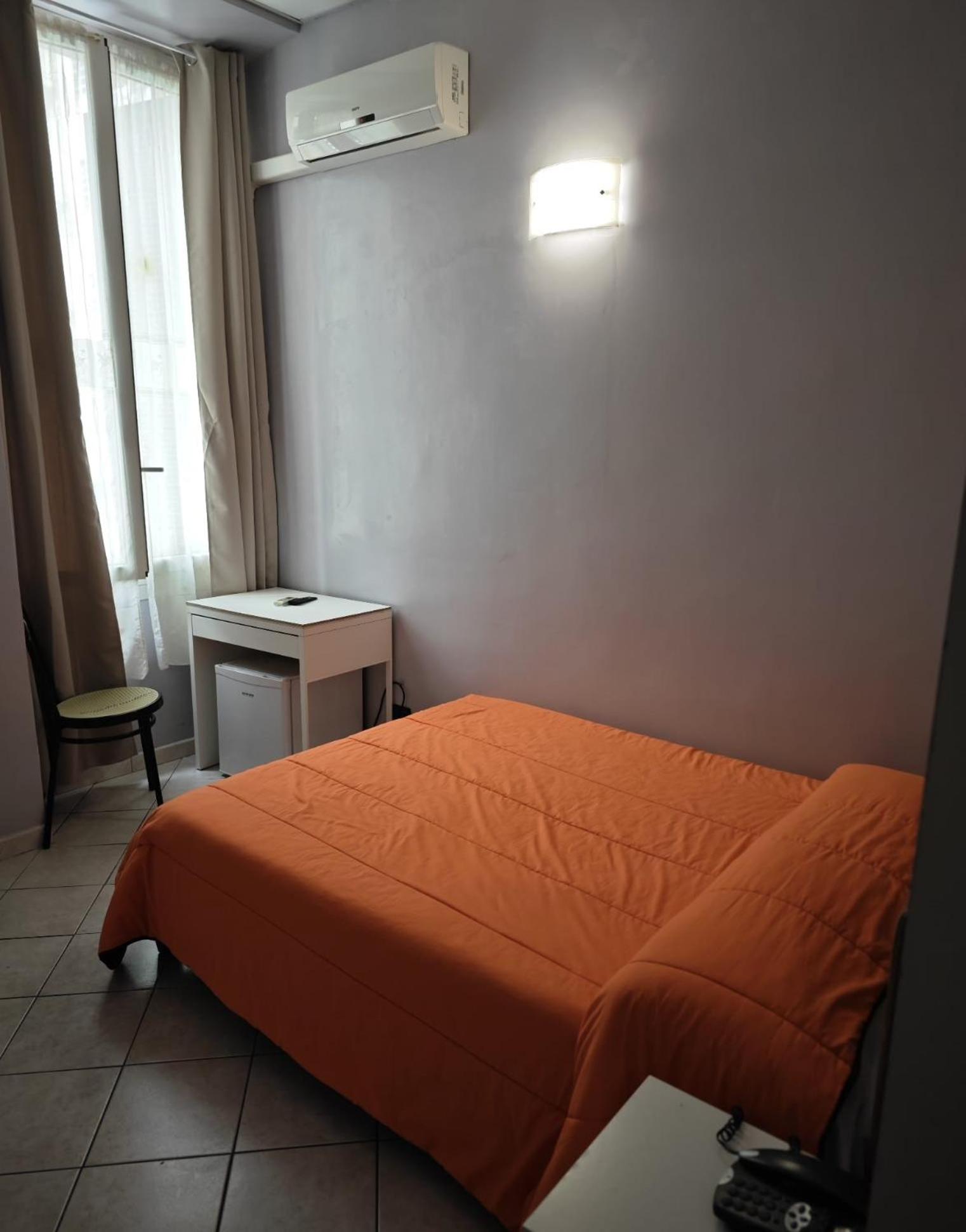 Small Single Room photo 3