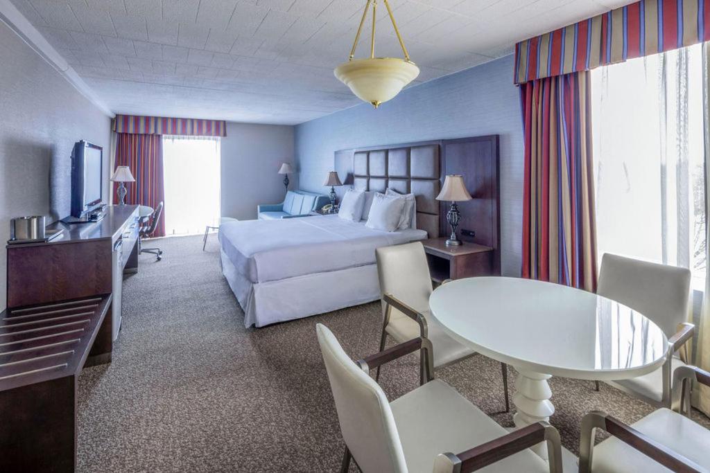 King Suite/ Sitting Area - Non Smoking - Photo 1