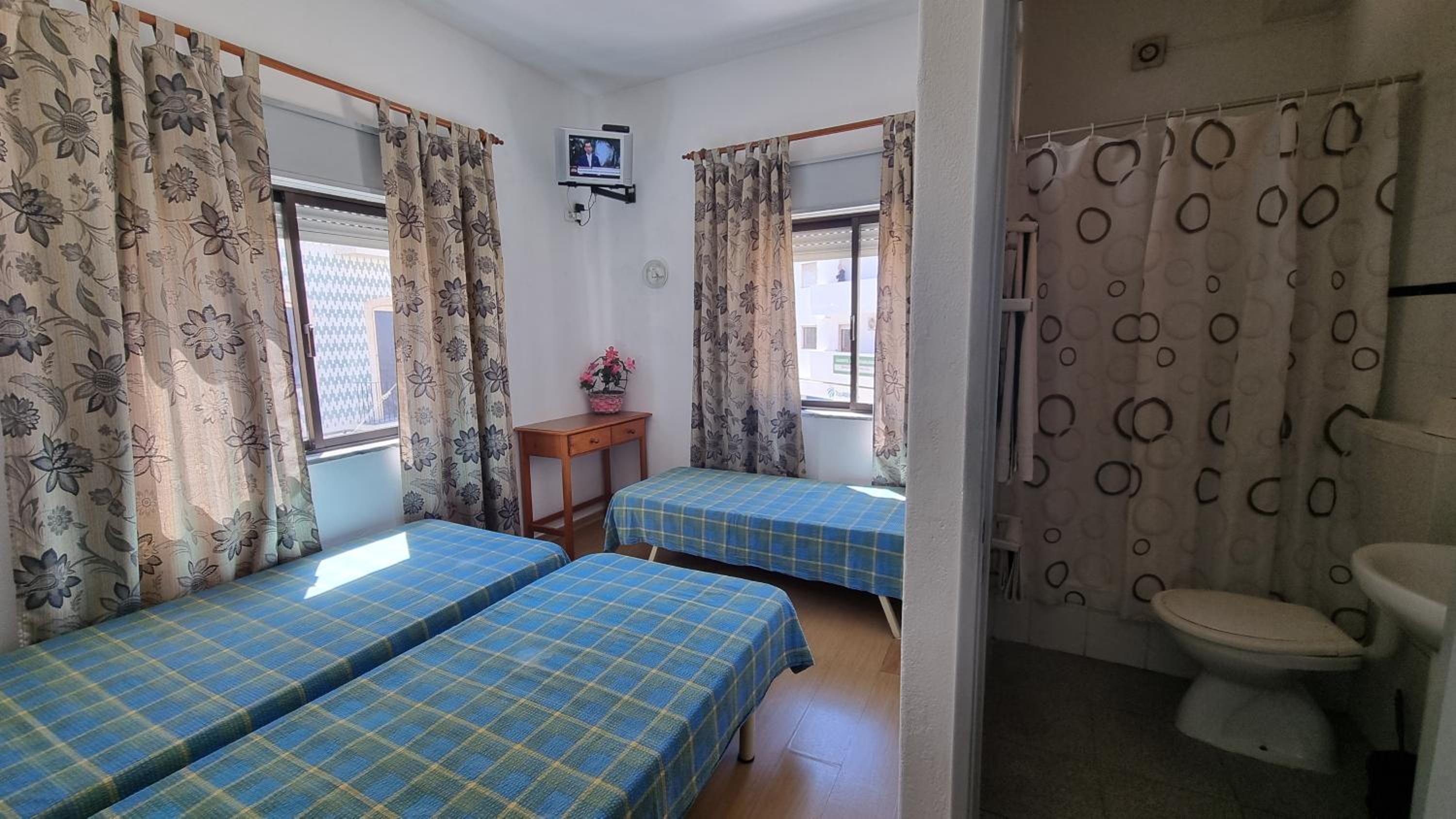 Triple Room with Bathroom - Photo 9