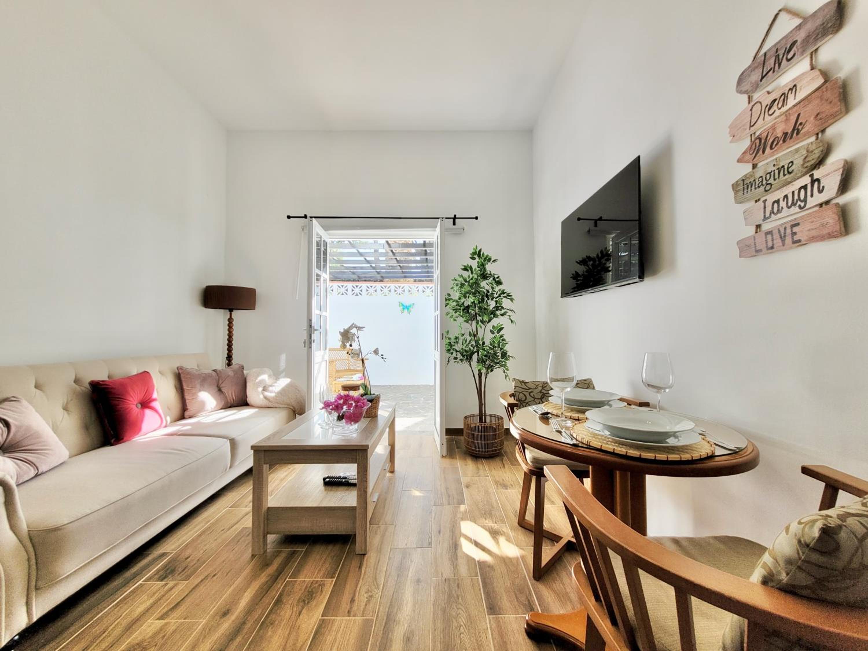 Casa de un dormitorio con terraza y vista a la piscina - Strelitzia