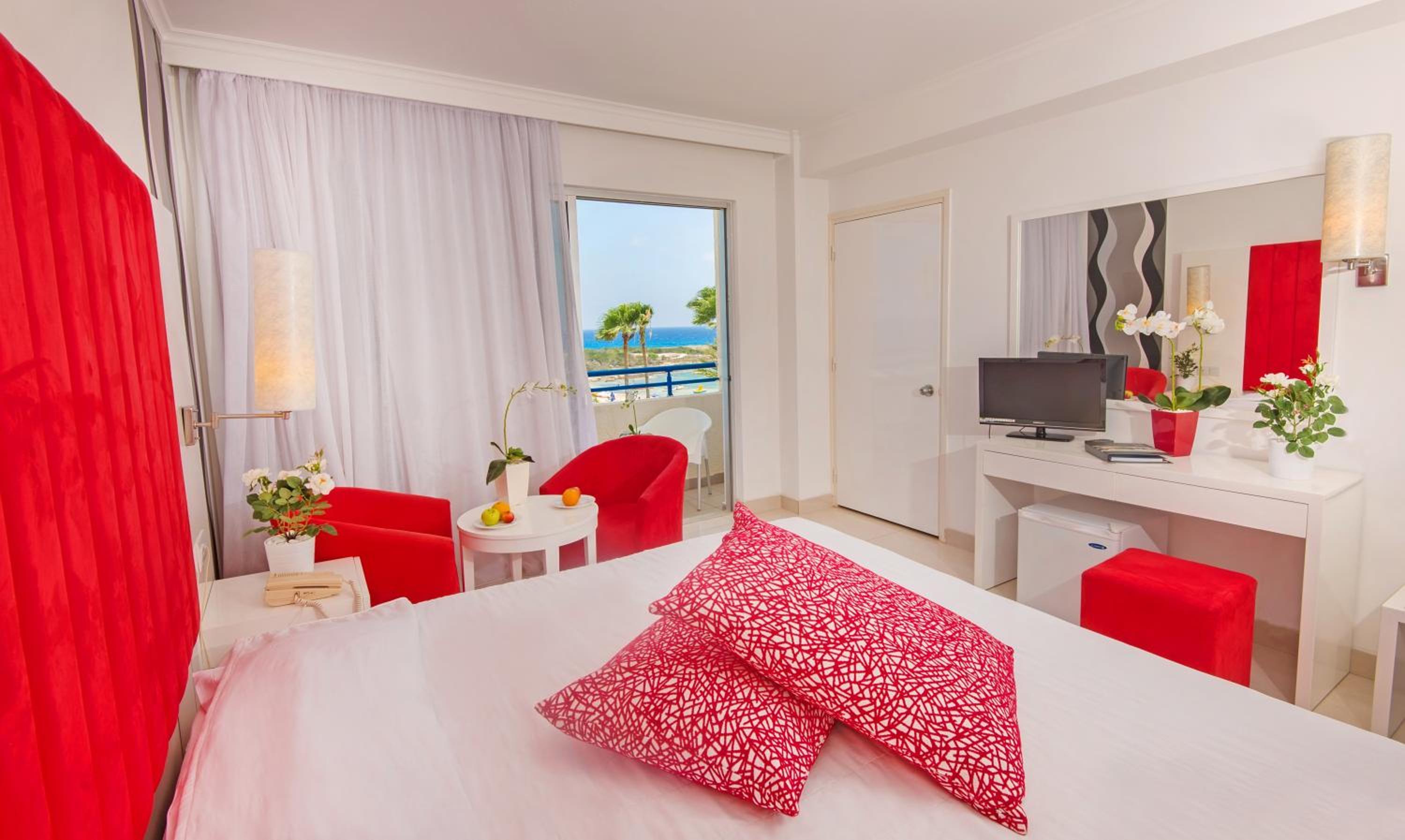 Standard Double or Twin Room with Sea View - Photo 8