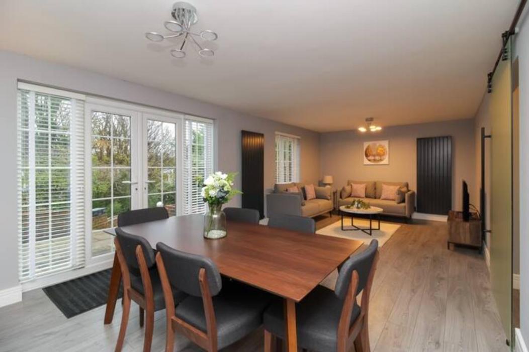 Four-Bedroom House photo 2