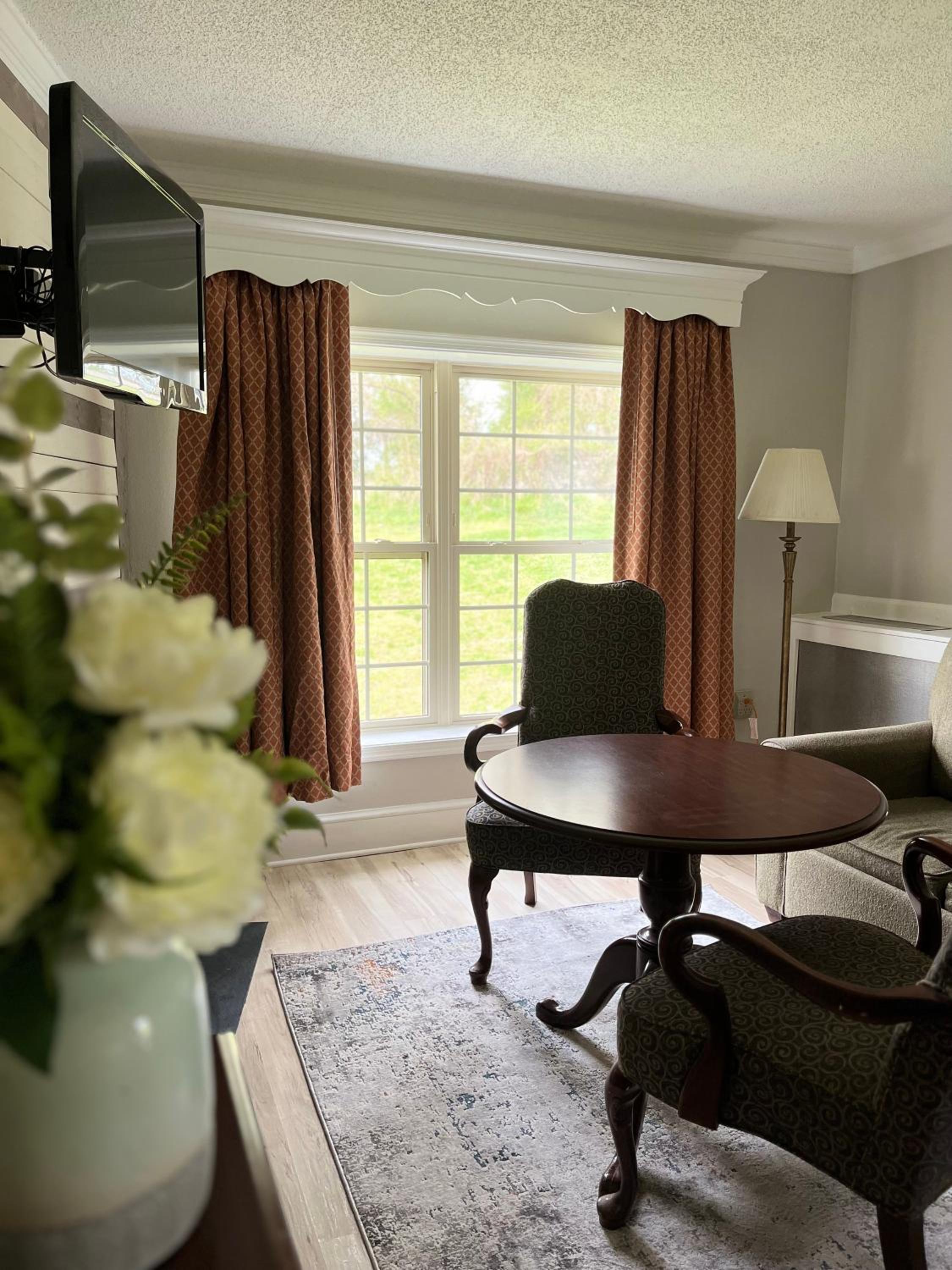 Deluxe Suite with Spa Bath - Photo 4