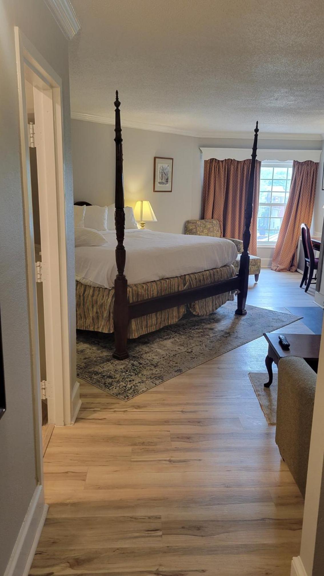 Deluxe Suite with Spa Bath - Photo 2