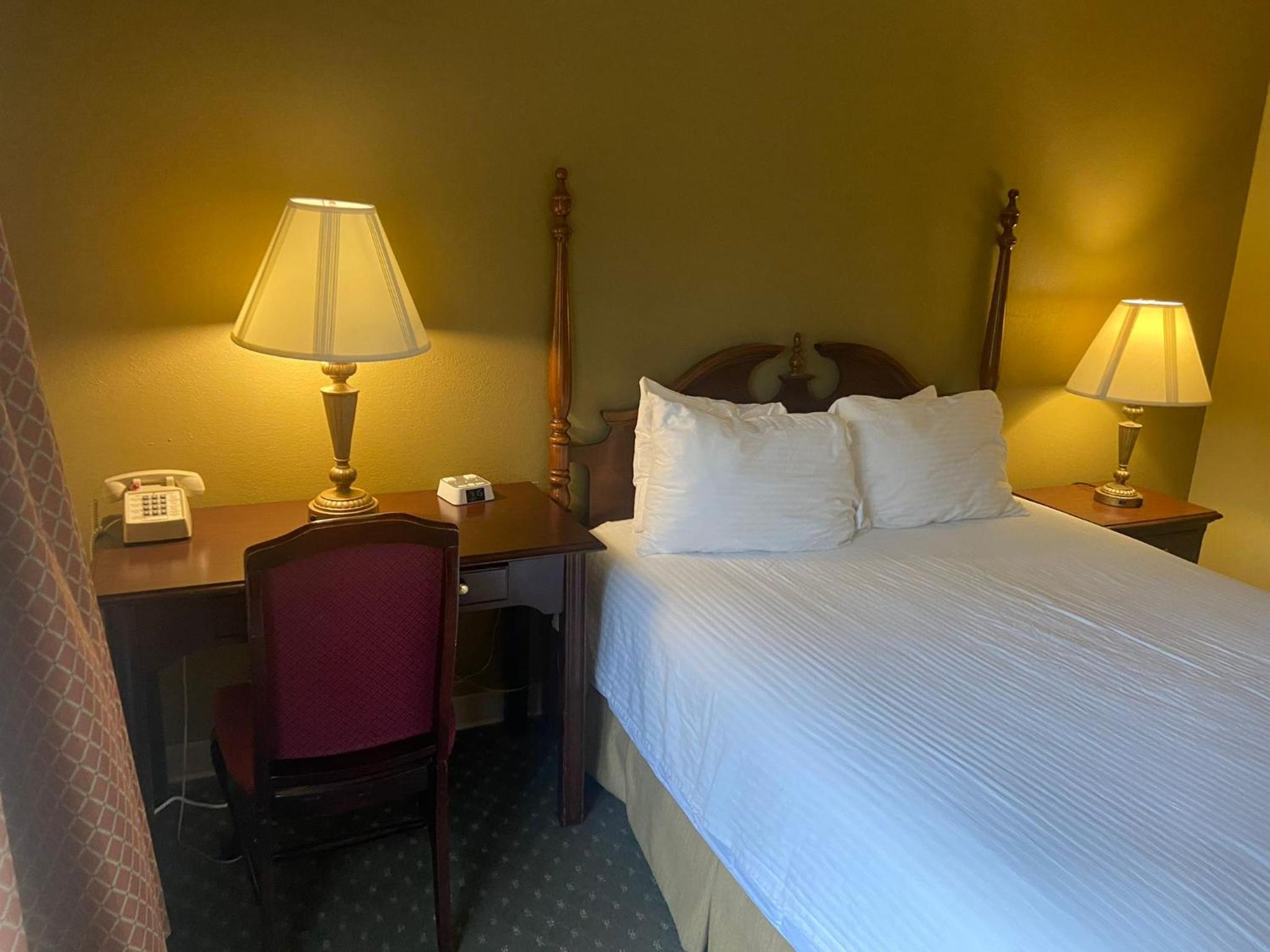 Queen Room photo 2