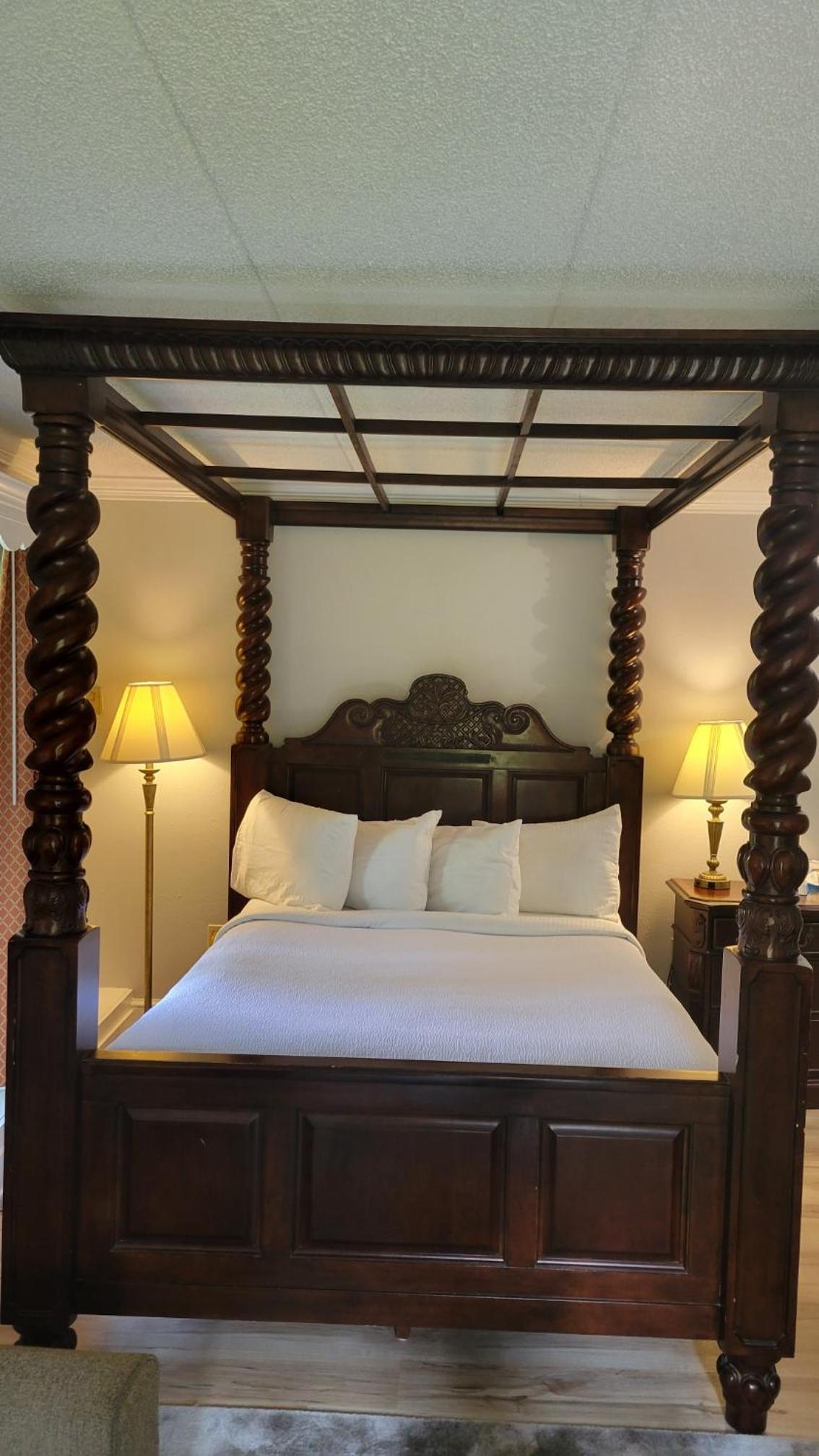Queen Suite with Spa Bath