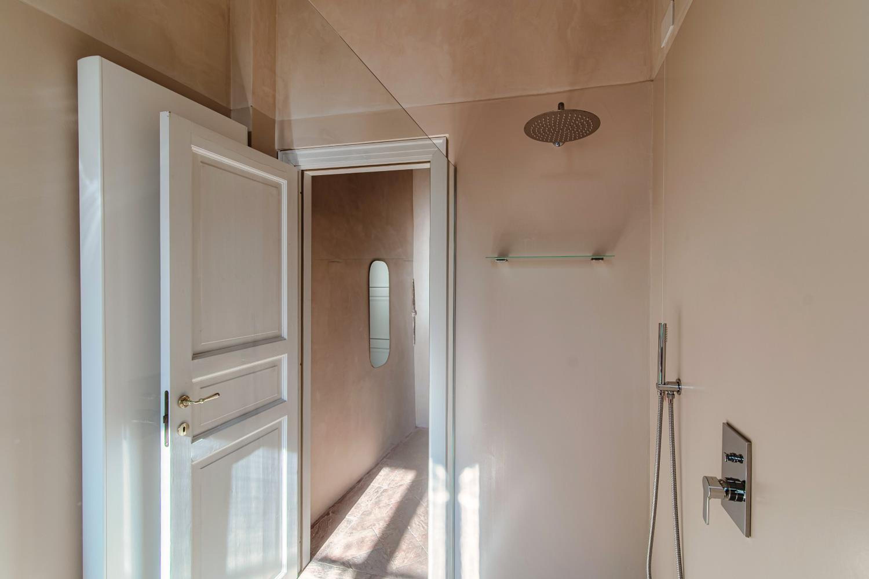 Suite - Photo 26