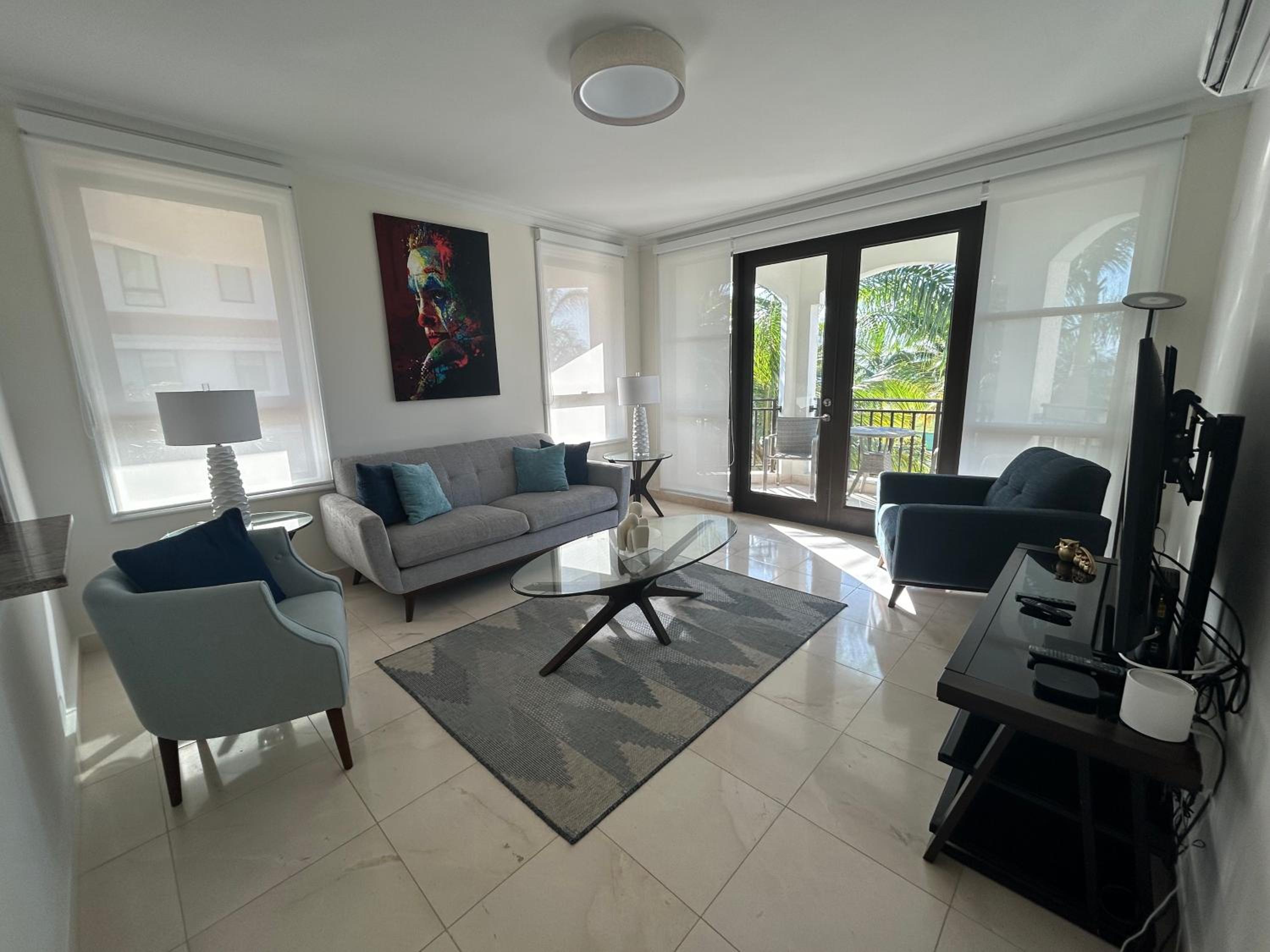 Three-Bedroom Apartment with View photo 1