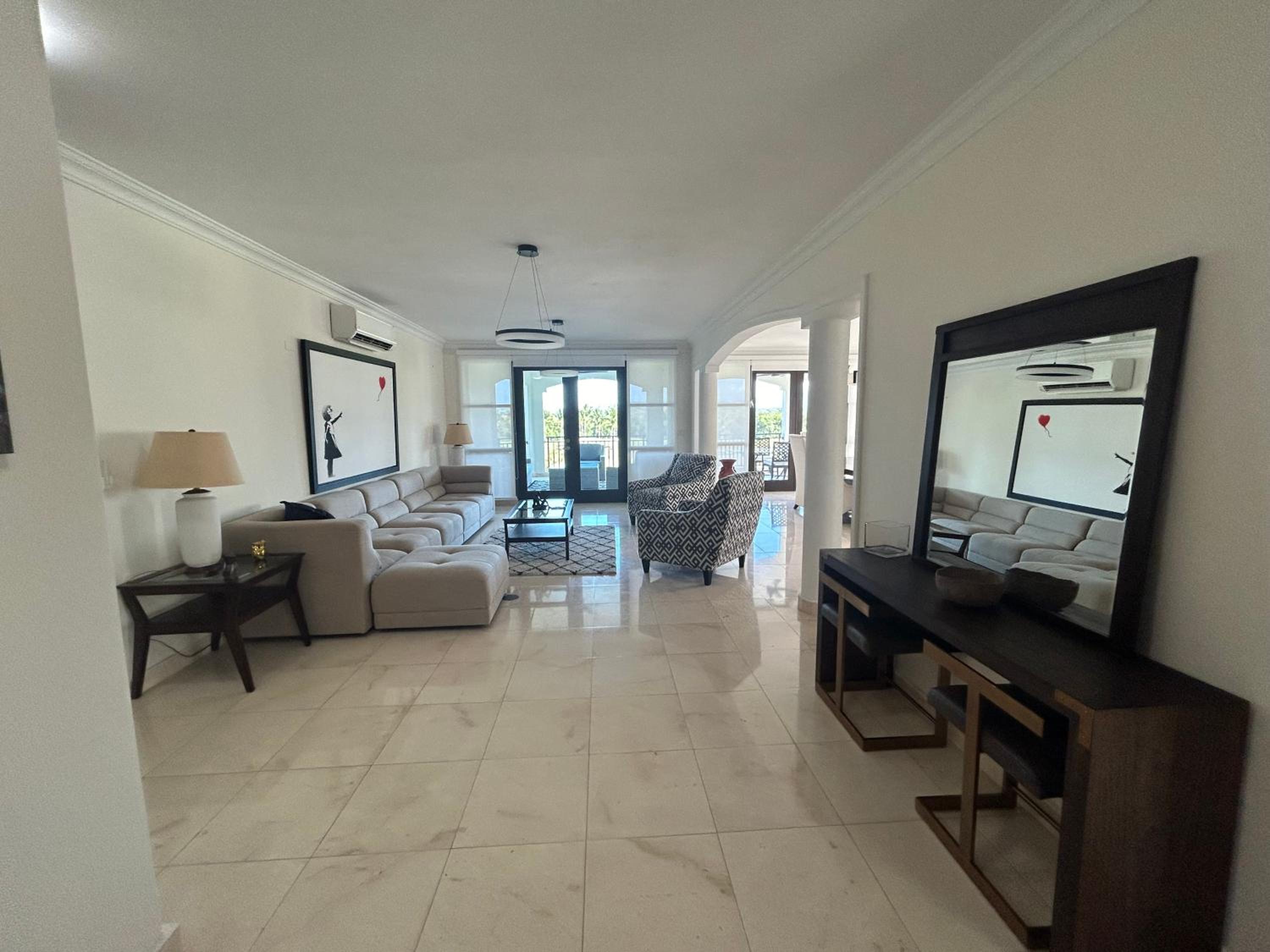 Three-Bedroom Apartment with View photo 2