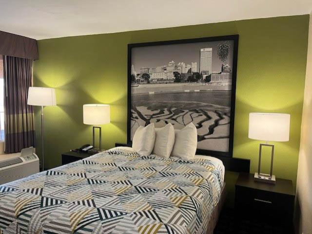 Queen Room - Non-Smoking - Photo 10