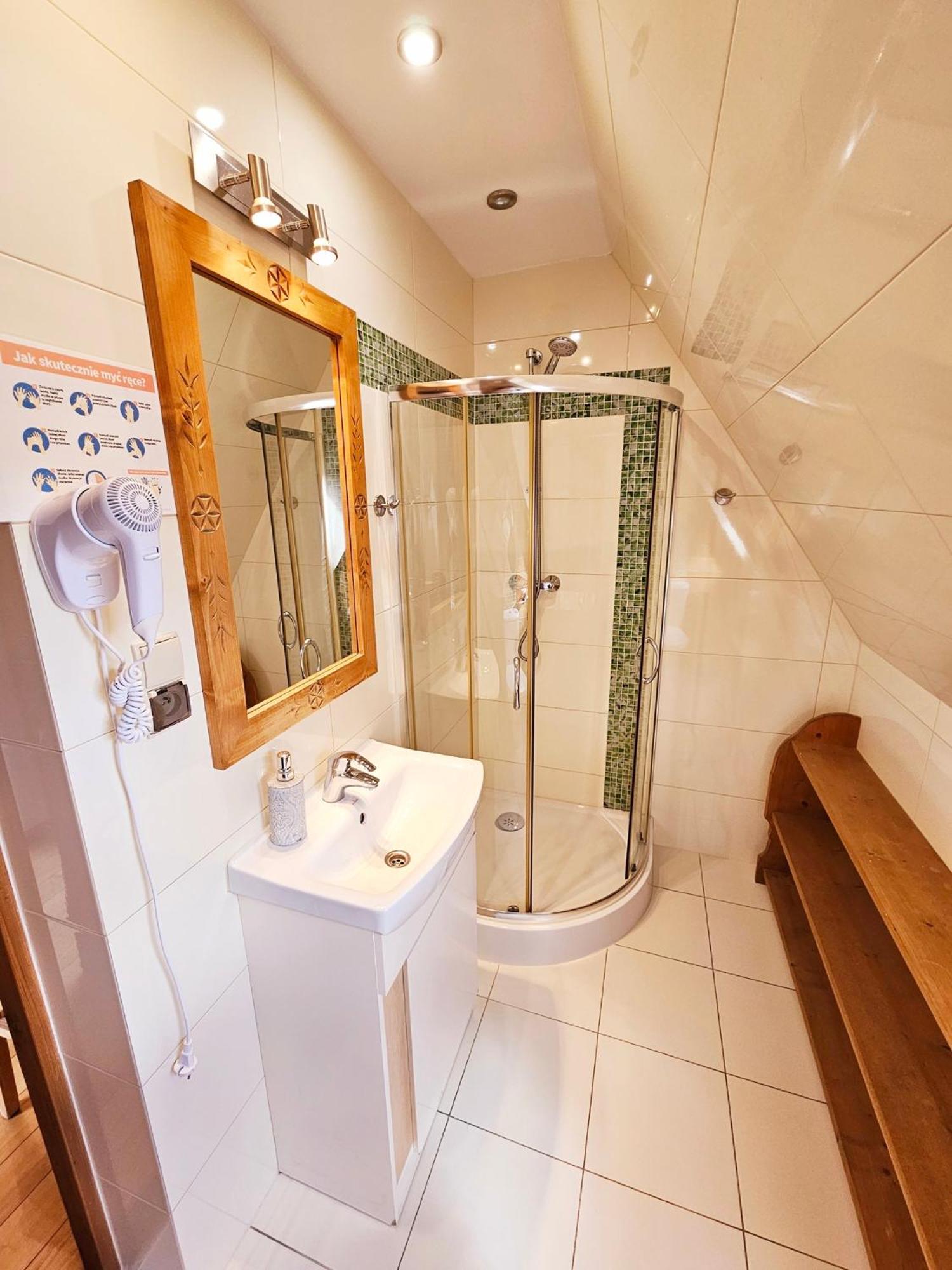 Deluxe Double Room with Balcony - Photo 11