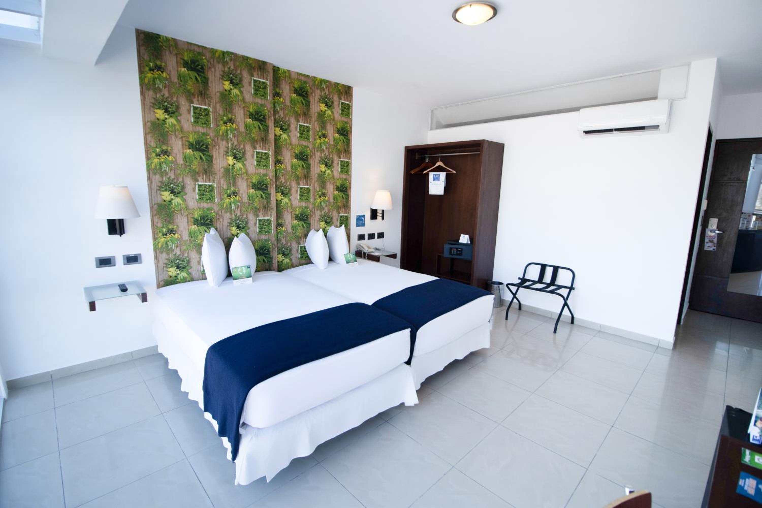 Twin Room - Photo 8