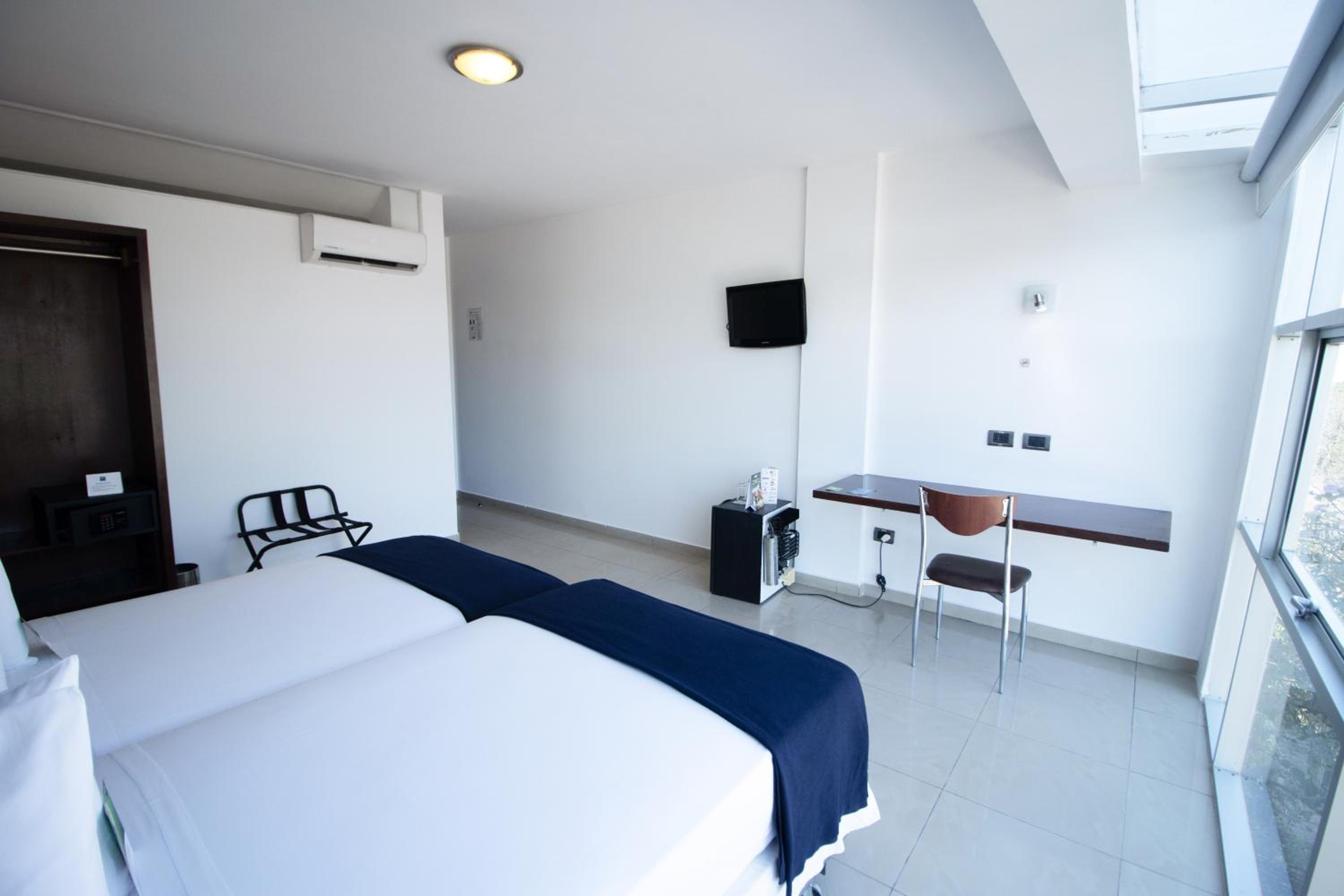 Twin Room - Photo 2