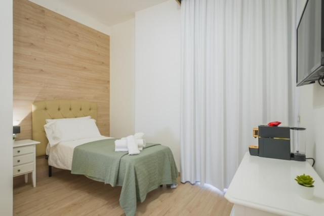 Deluxe Single Room with Balcony photo 1