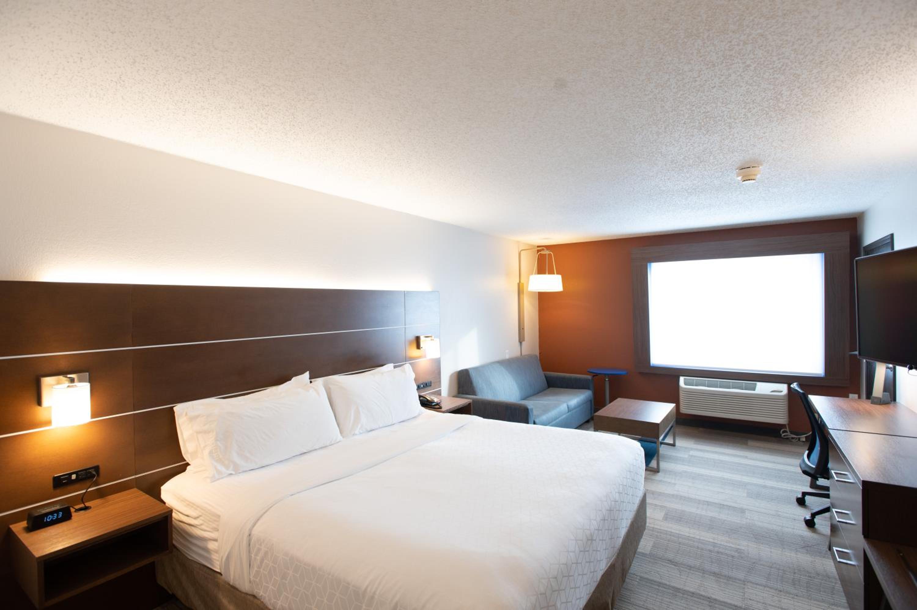Standard King Room with Sofa Bed - Photo 1