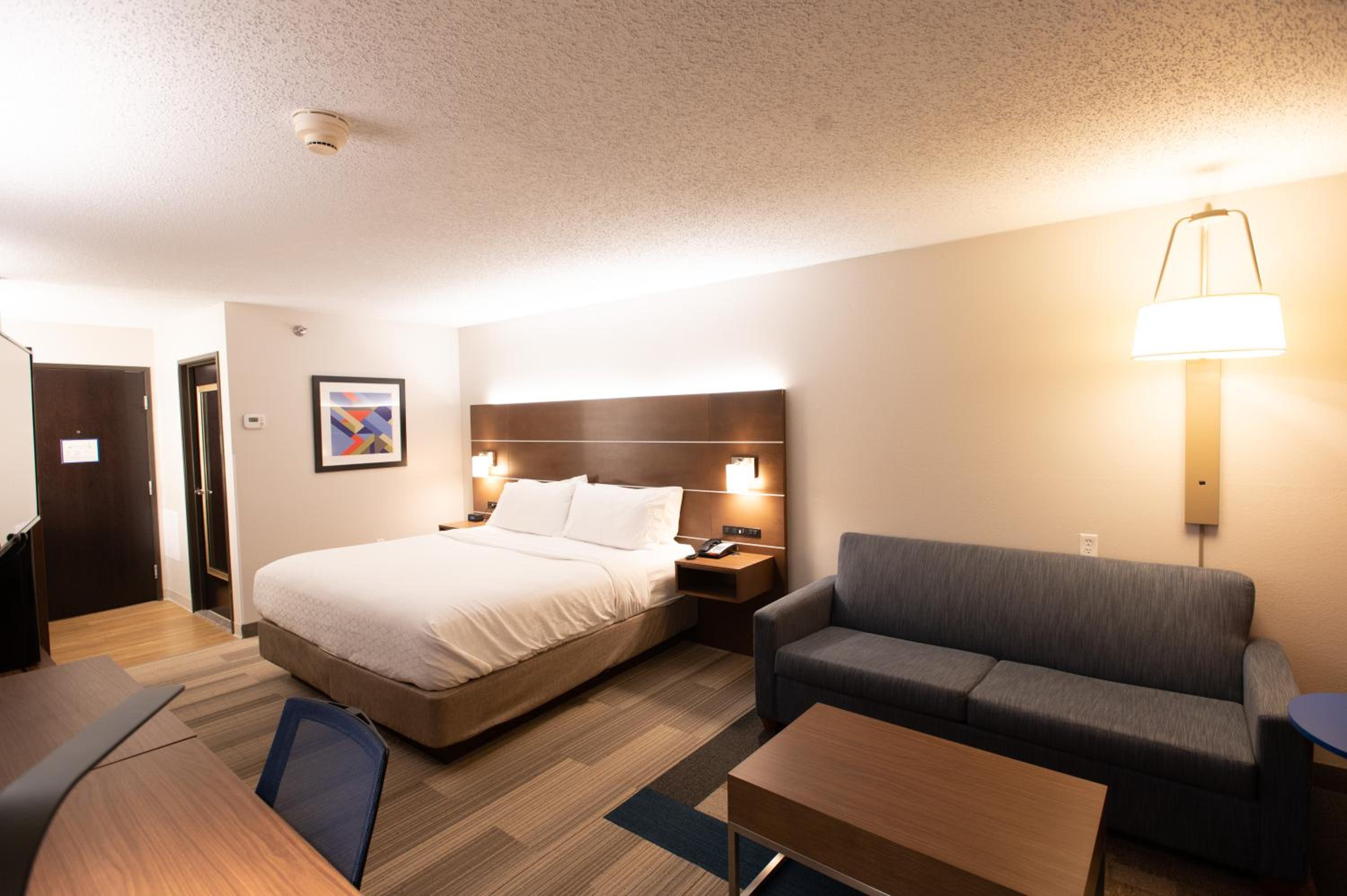 Standard King Room with Sofa Bed - Photo 3