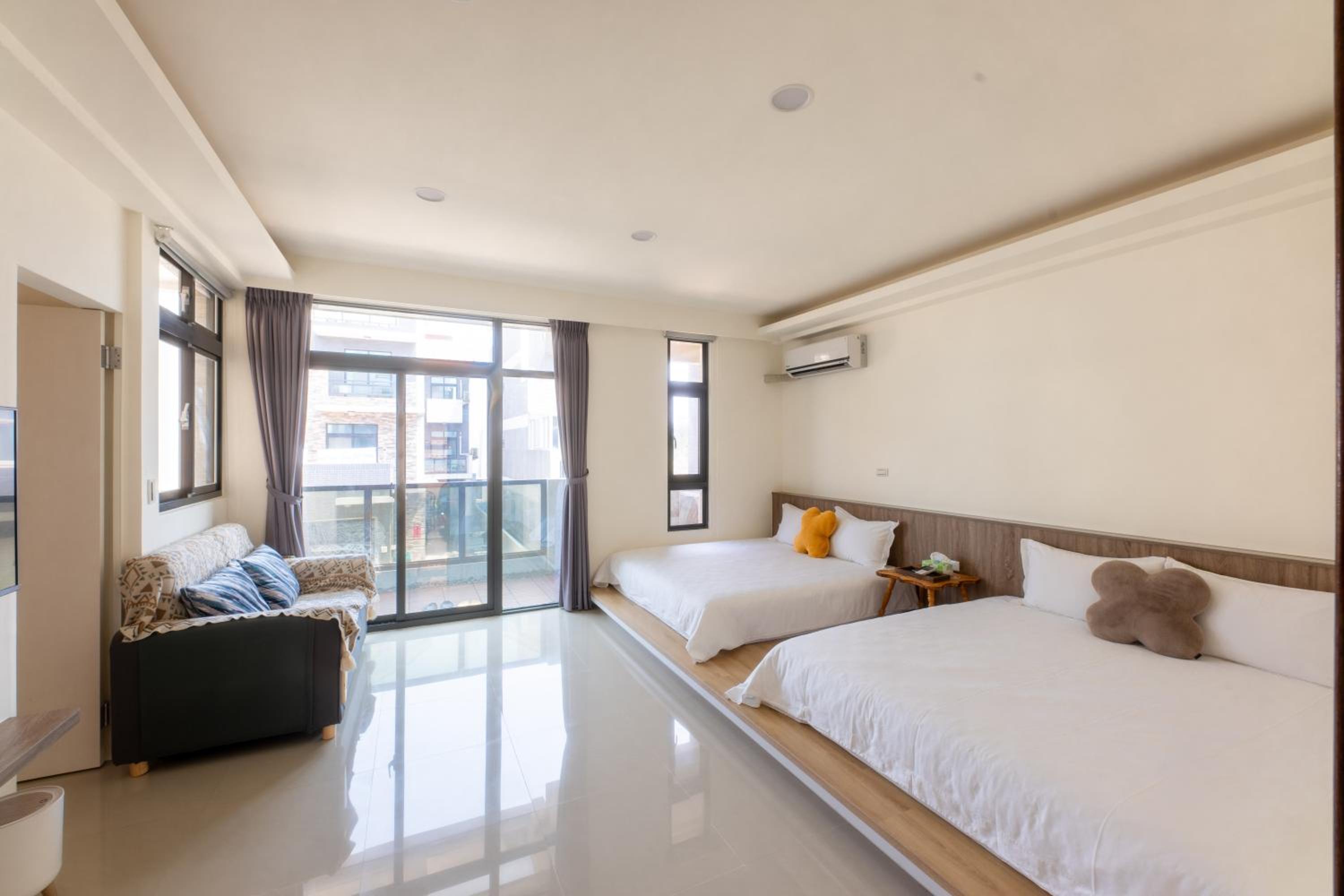 Quadruple Room with Private Bathroom photo 3