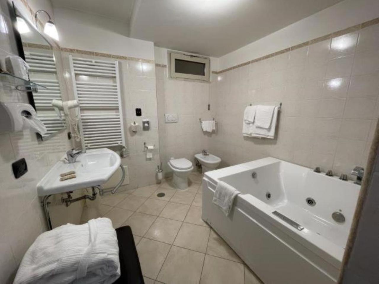 King Suite with Hot Tub and Walk-In Closet - Photo 2