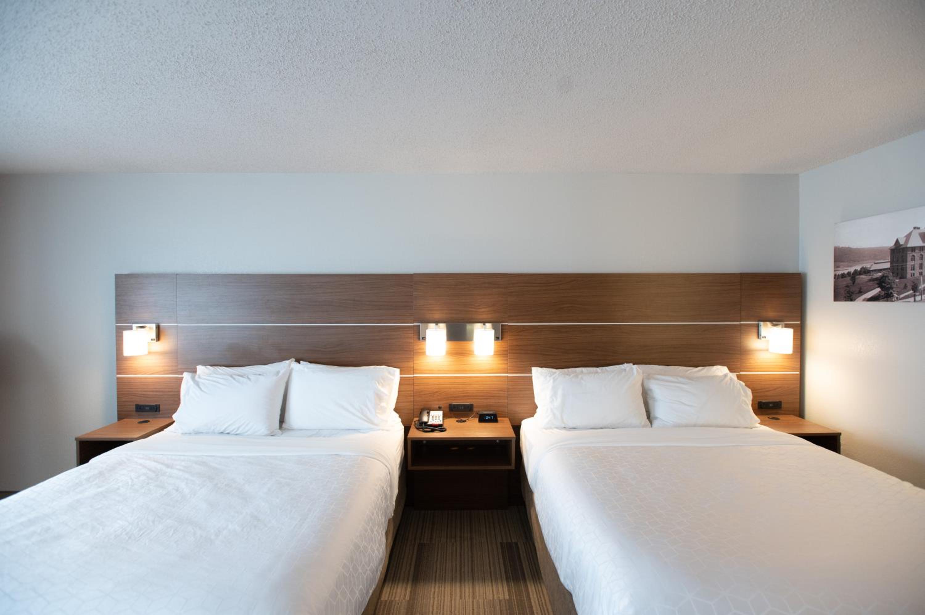 Standard Queen Room with Two Queen Beds and Mobility Accessible Tub - Photo 3