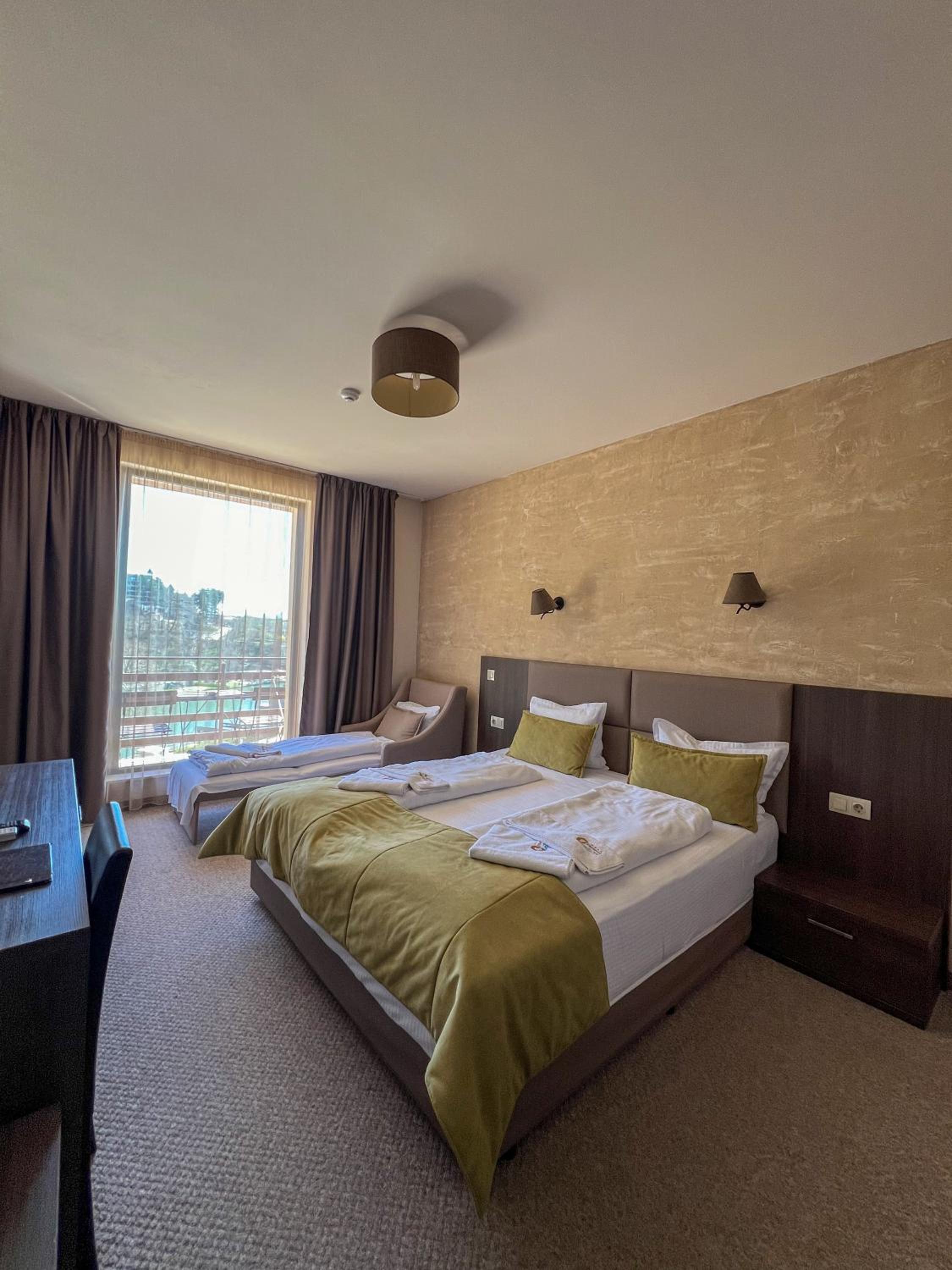 Deluxe Double Room (2 Adults + 1 Child) photo 1