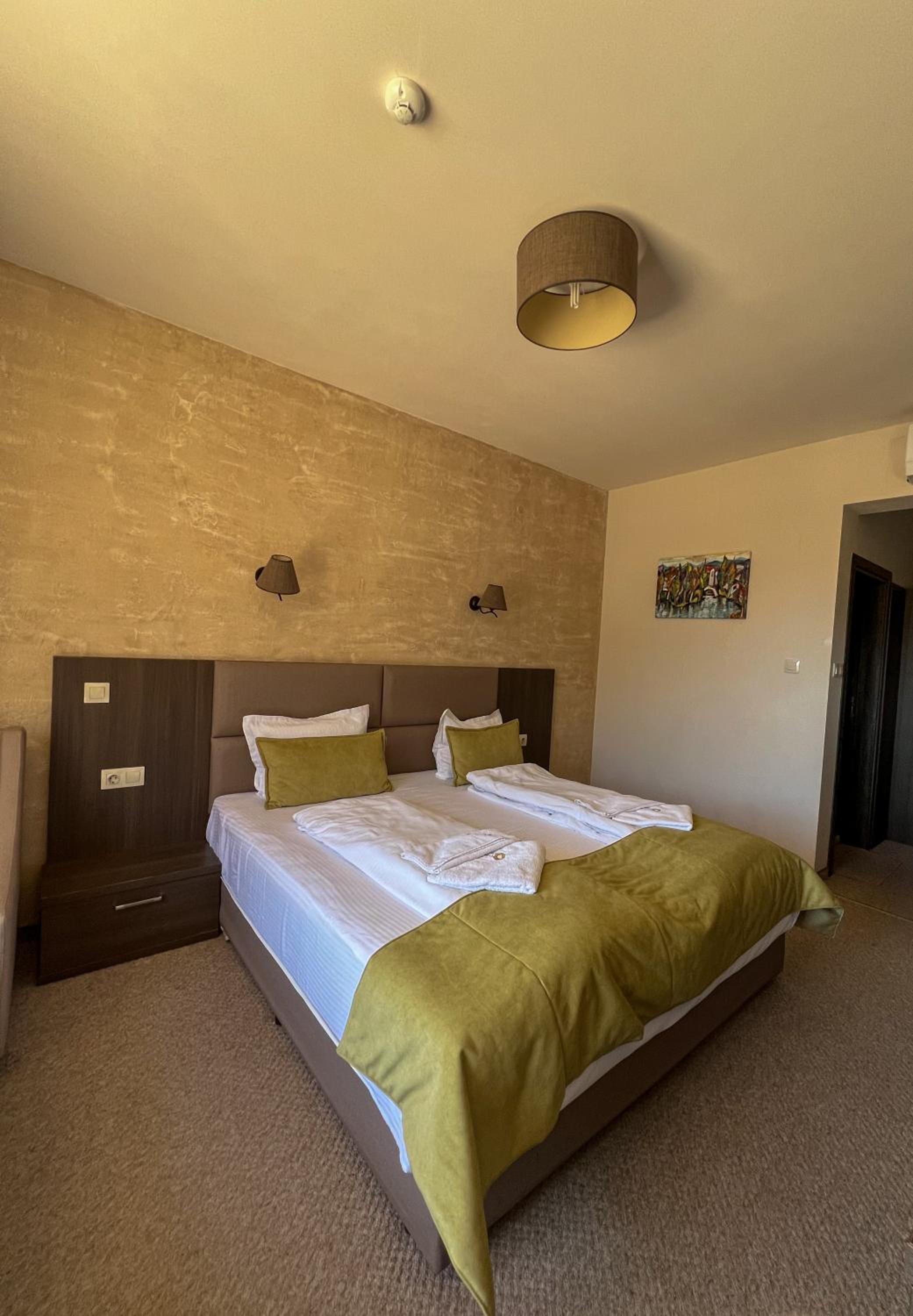 Deluxe Double Room (2 Adults + 1 Child) photo 2