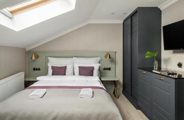 Standard Double Room thumbnail 5