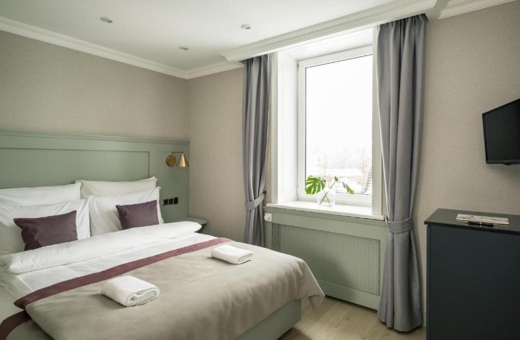 Standard Double Room thumbnail 5