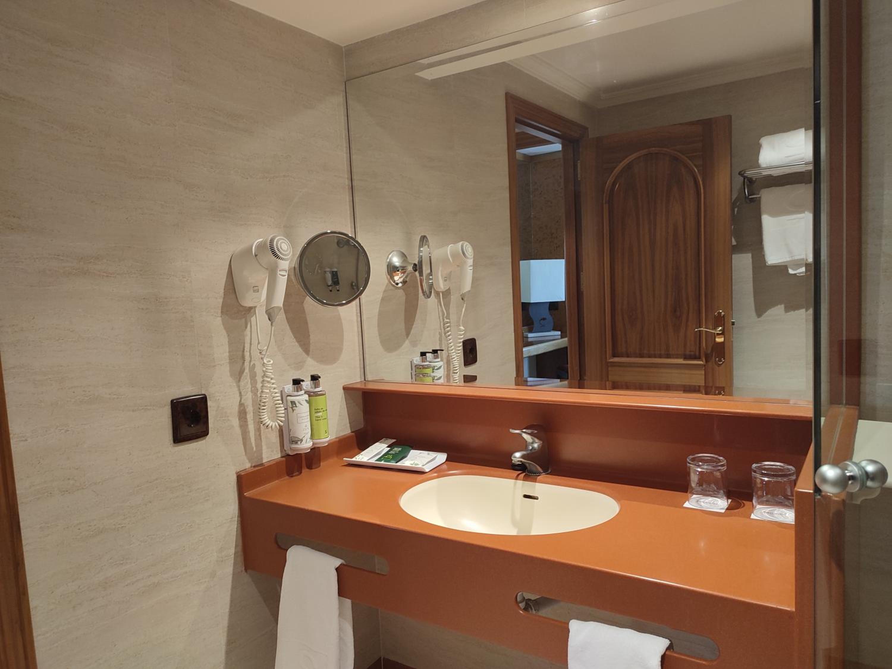 Triple Room (2 Adults + 1 Child) photo 2