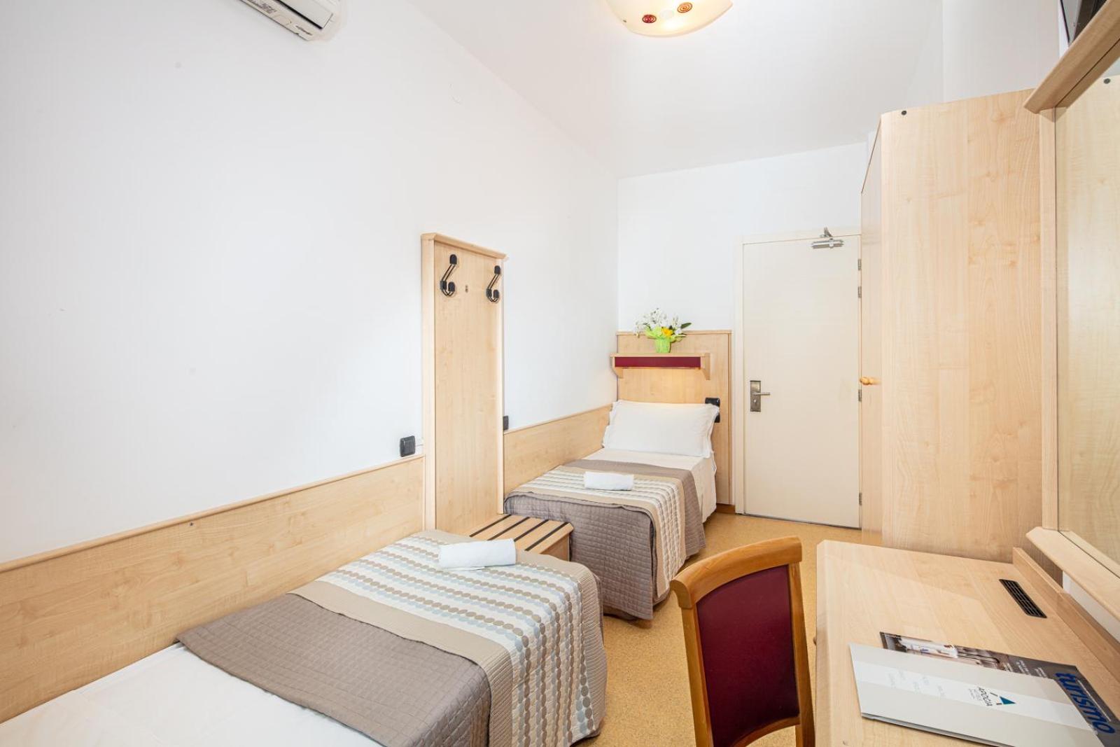 Double or Twin Room - Photo 9