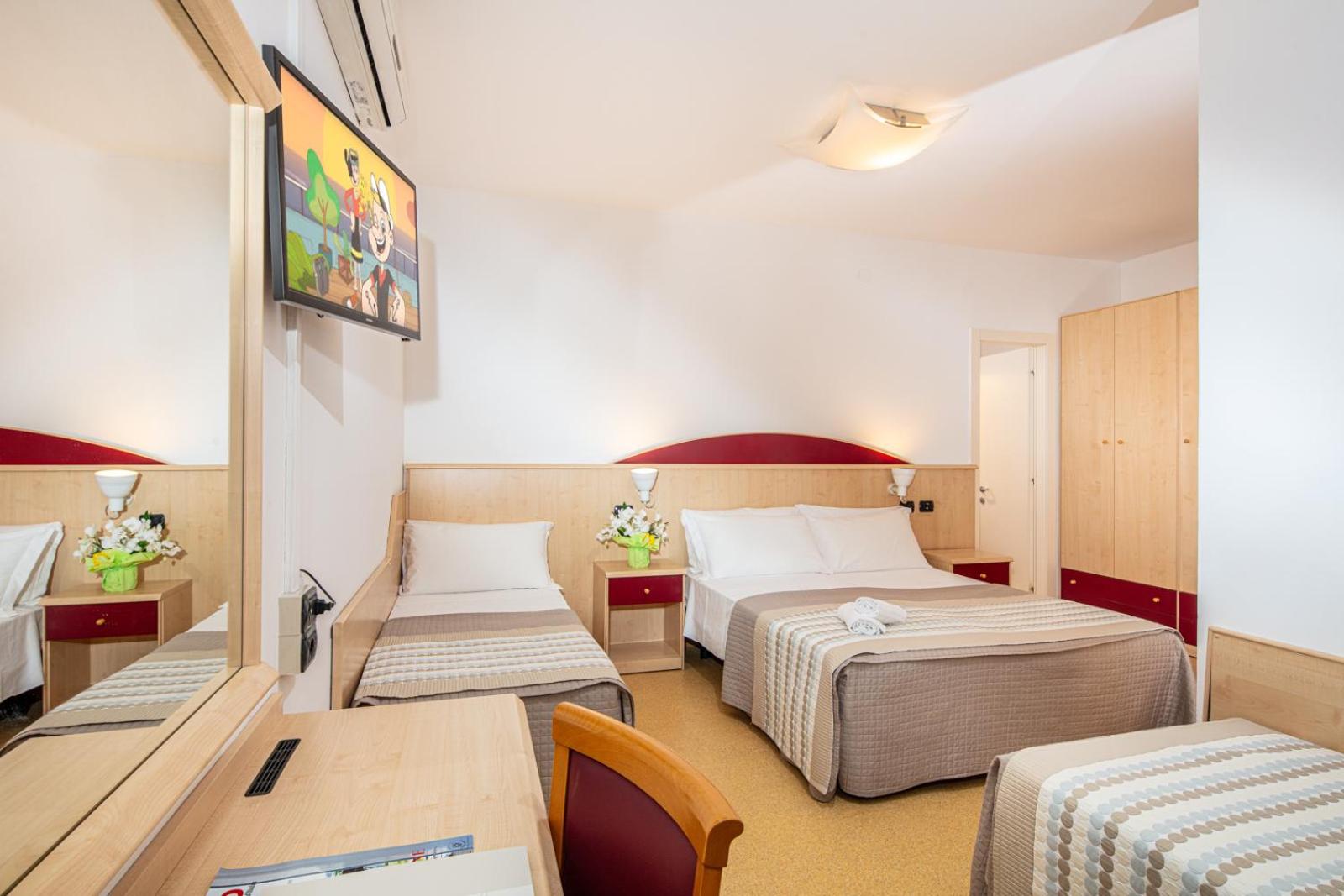 Superior Quadruple Room - Photo 4