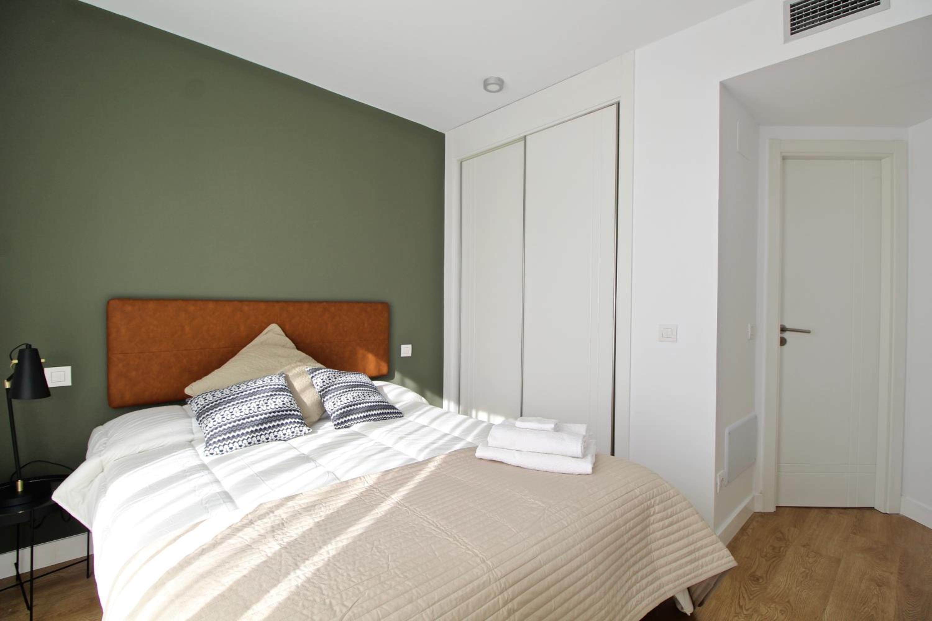 Apartamento de tres habitaciones con balcón